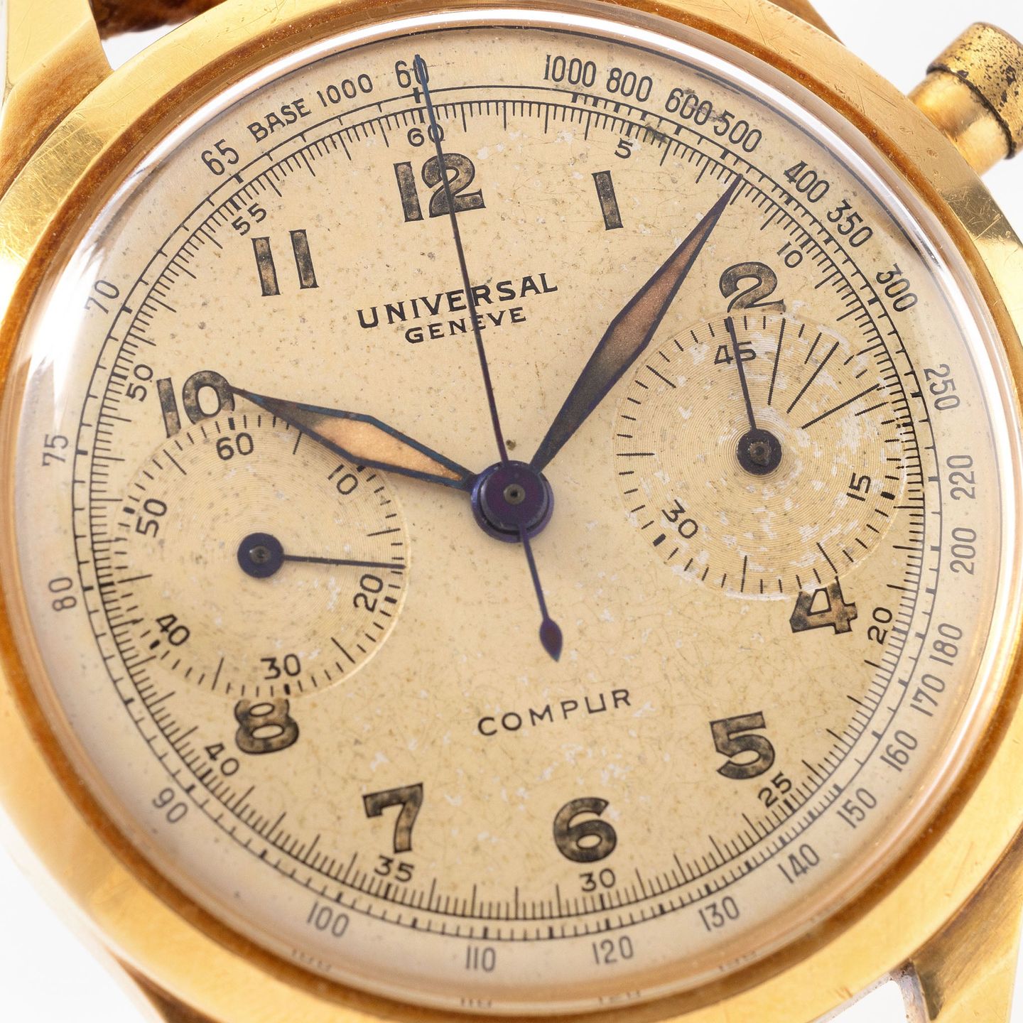 Universal Genève Vintage 12482 (1940) - Champagne wijzerplaat 38mm Geelgoud (2/8)