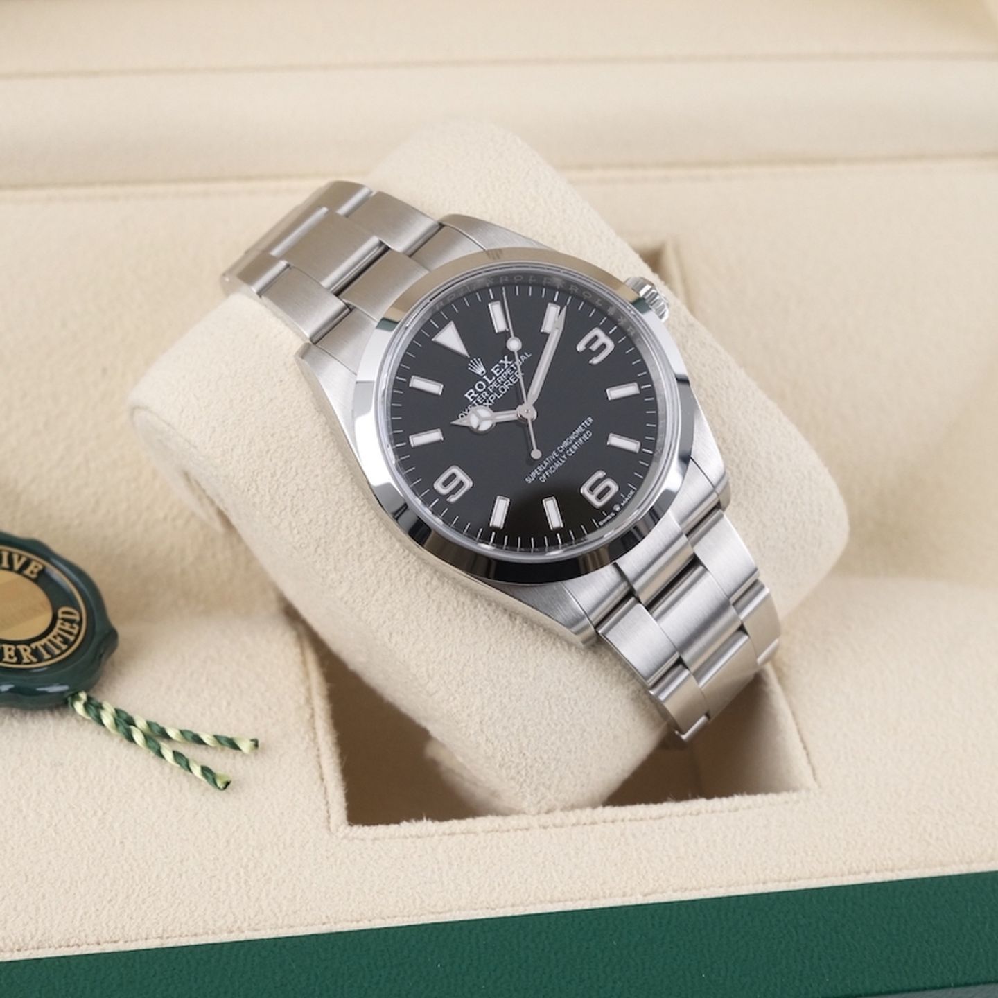 Rolex Explorer 124270 (2024) - Black dial 36 mm Steel case (2/8)