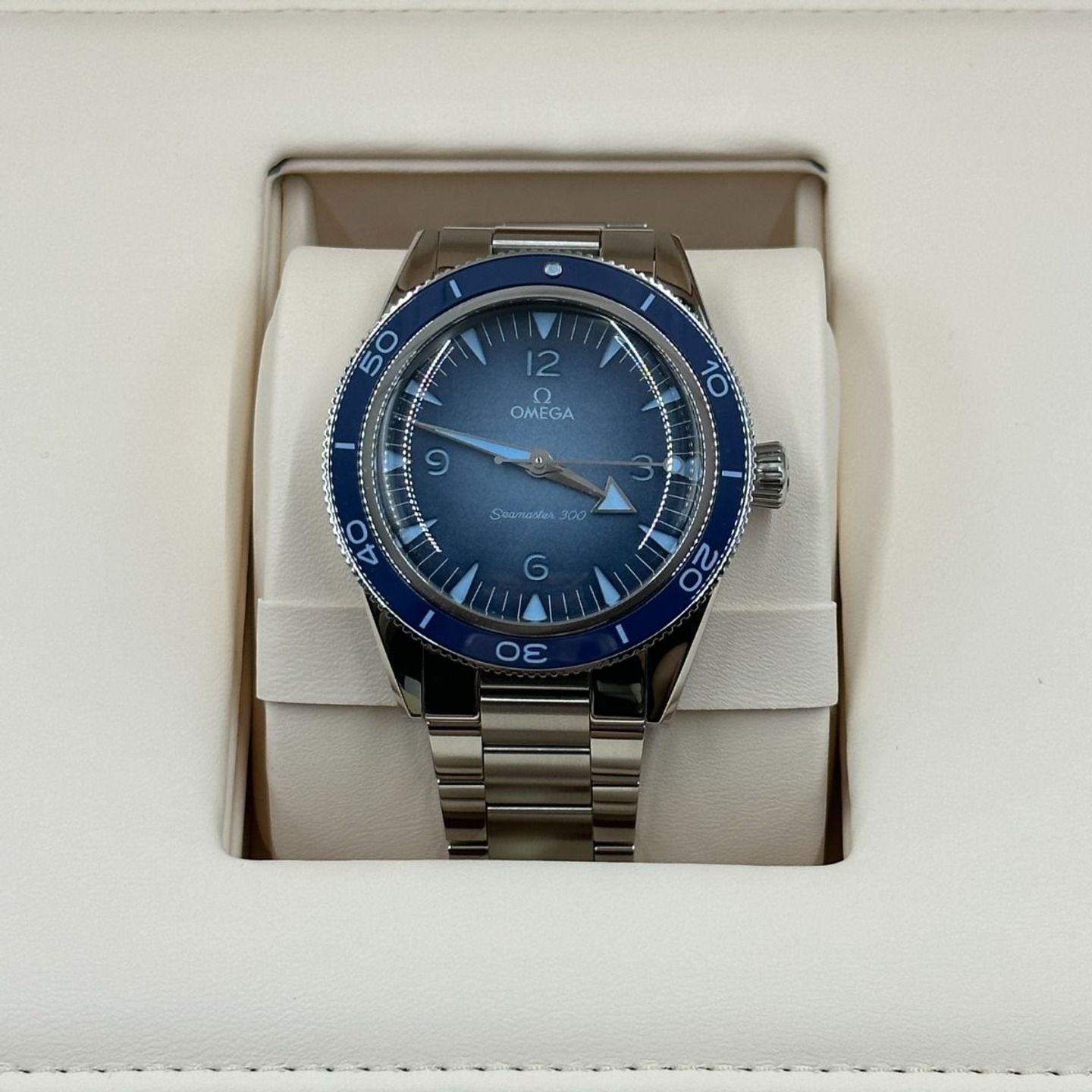 Omega Seamaster 300 234.30.41.21.03.002 (2023) - Blue dial 41 mm Steel case (4/8)