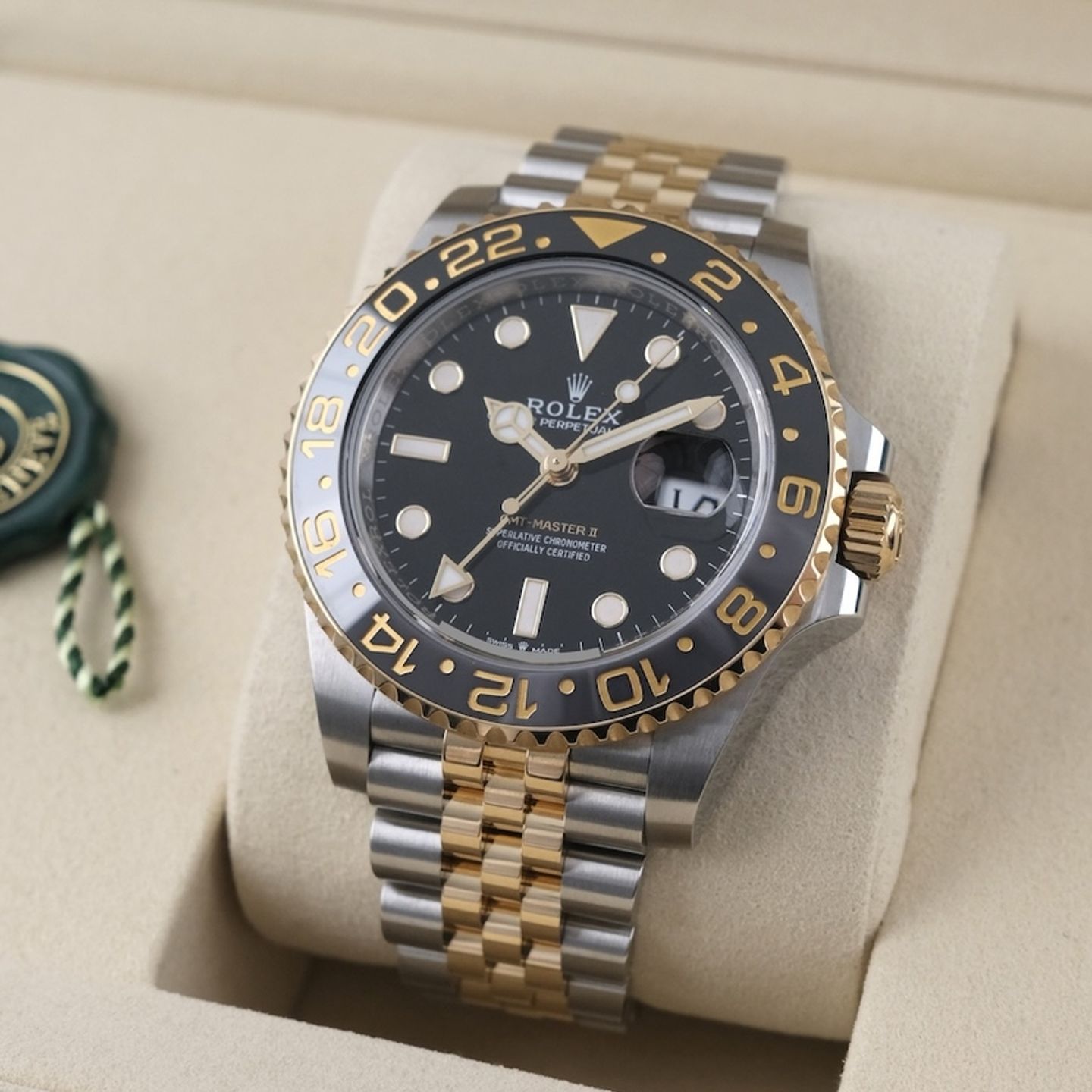 Rolex GMT-Master II 126713GRNR (2025) - Black dial 40 mm Gold/Steel case (2/8)