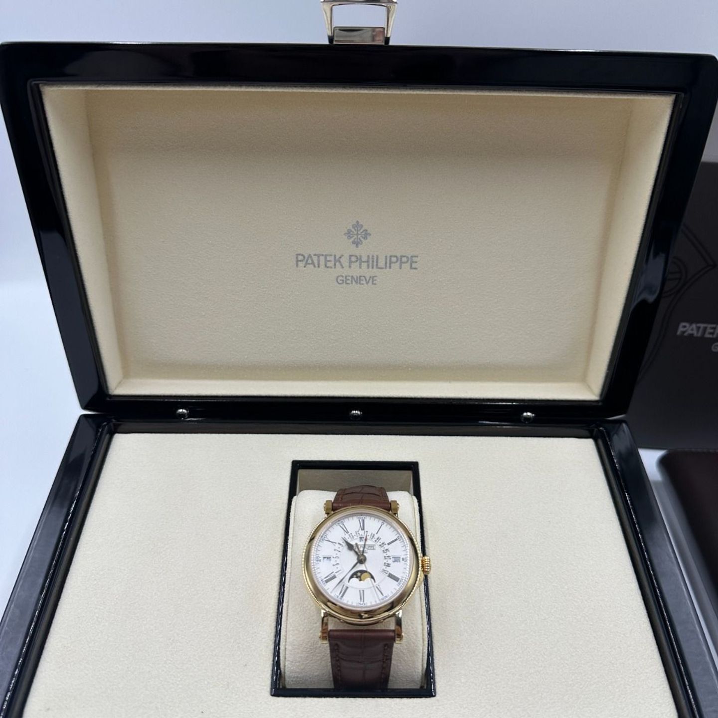 Patek Philippe Perpetual Calendar 5159J-001 (2020) - White dial 38 mm Yellow Gold case (3/8)