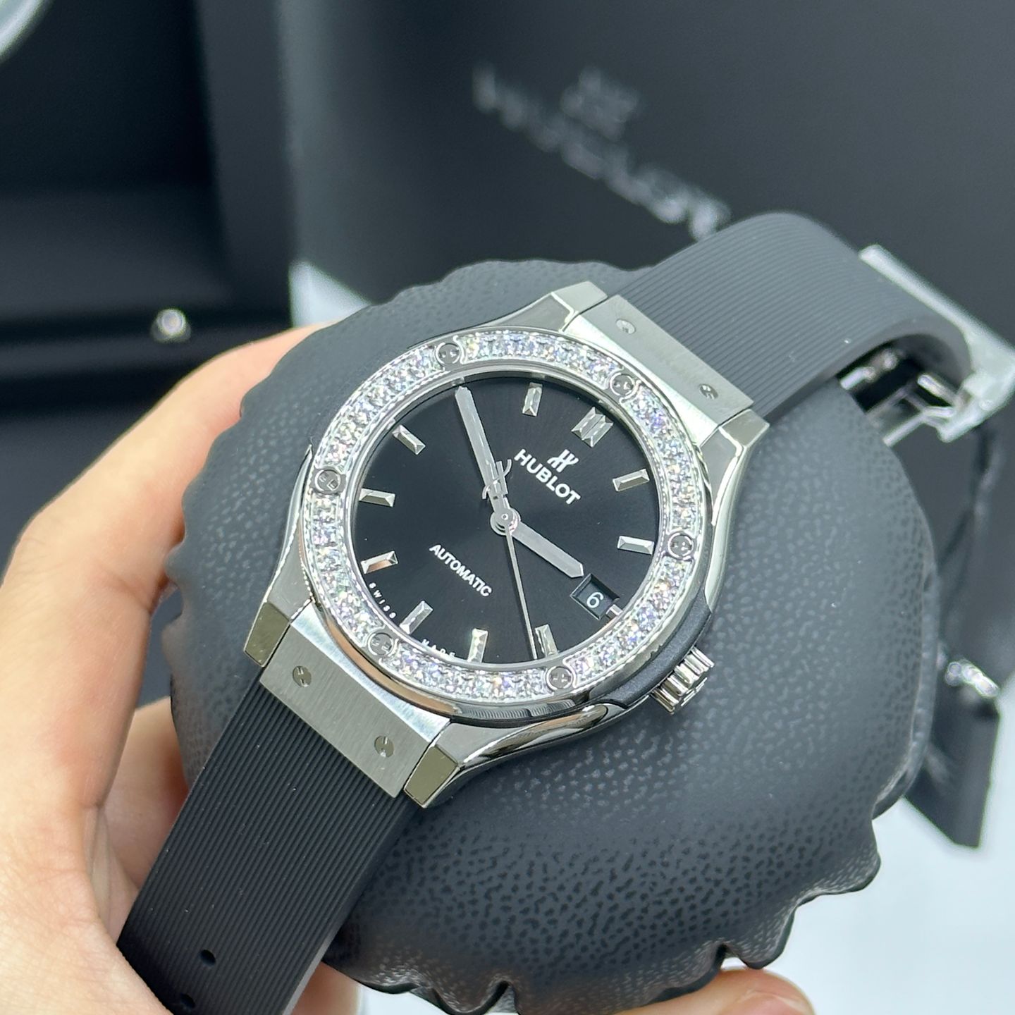 Hublot Classic Fusion 565.NX.1470.RX.1204 (2024) - Black dial 38 mm Titanium case (3/8)