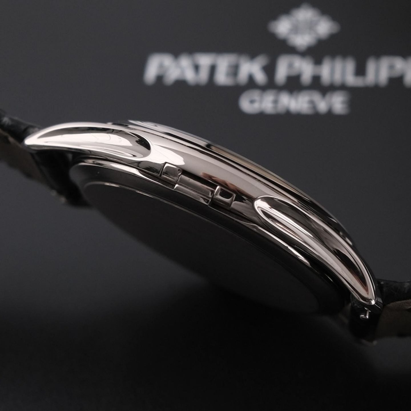 Patek Philippe Calatrava 5227G-010 - (7/8)