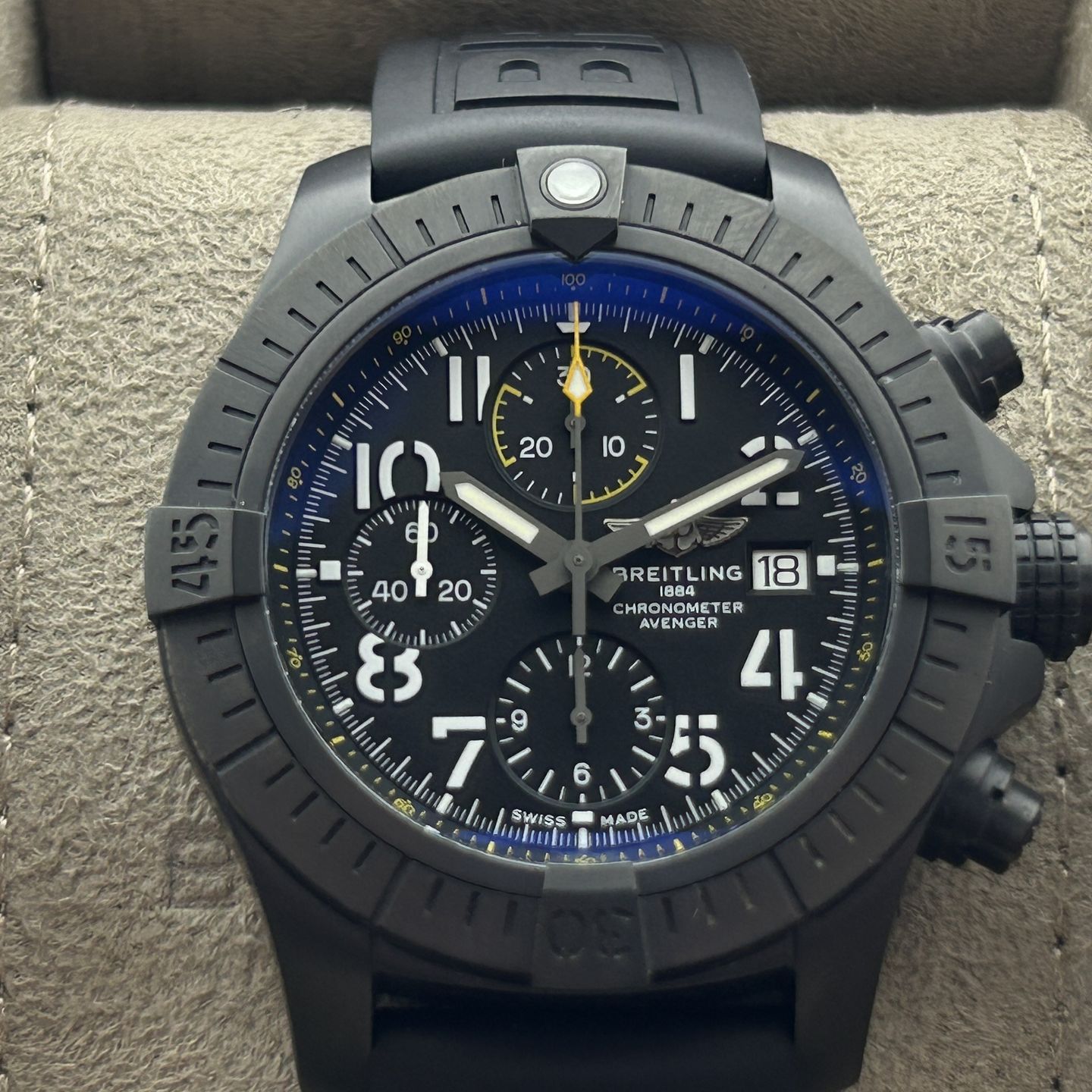 Breitling Avenger V13317 - (1/8)