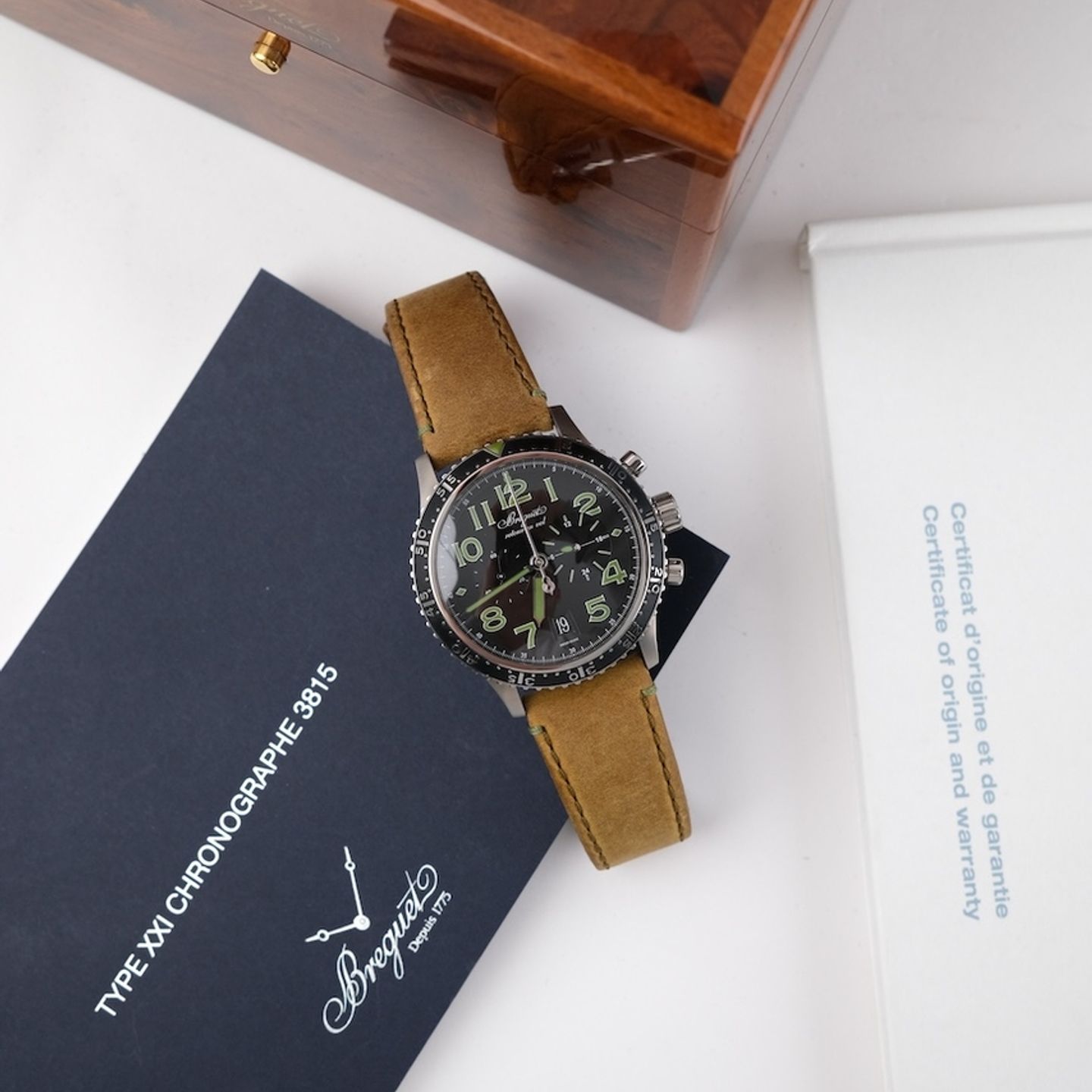 Breguet Type XX - XXI - XXII 3815TI/HM/3ZU (2022) - Black dial 42 mm Titanium case (4/8)