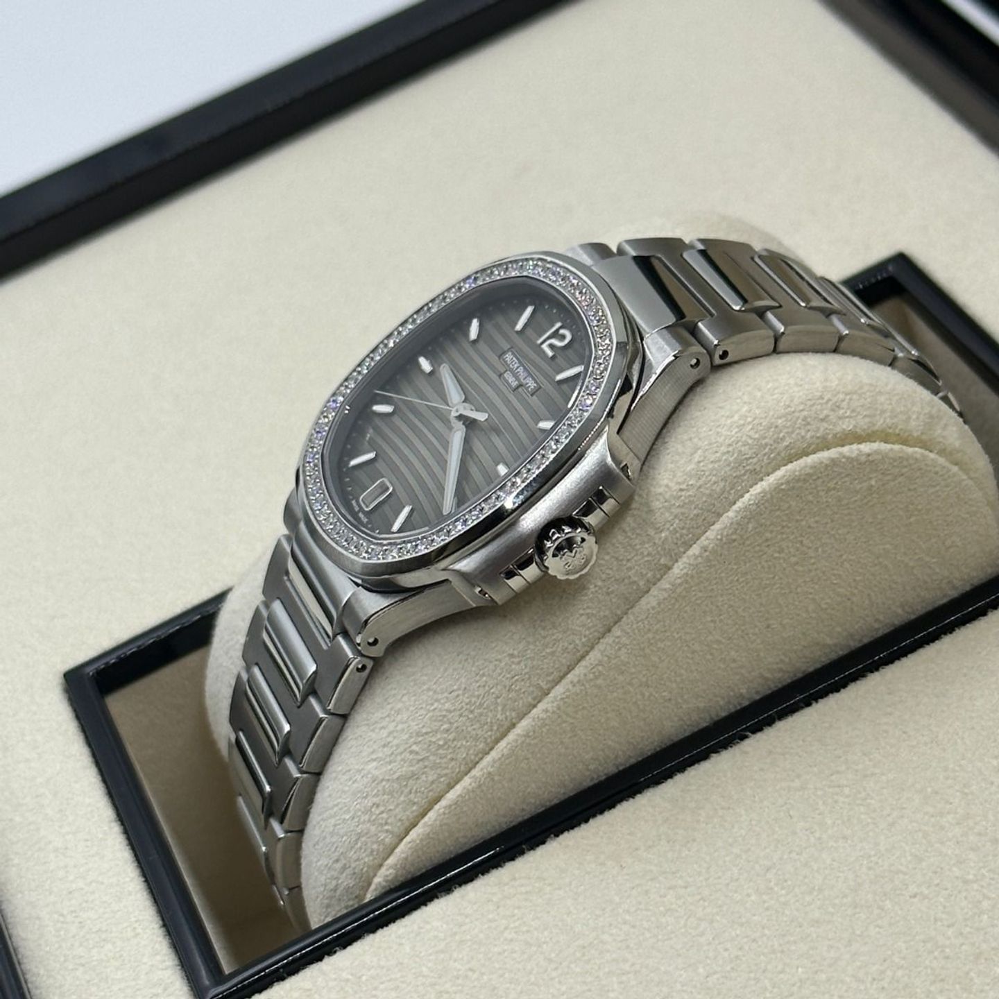 Patek Philippe Nautilus 7118/1200A-011 (2024) - Grey dial 35 mm Steel case (6/8)