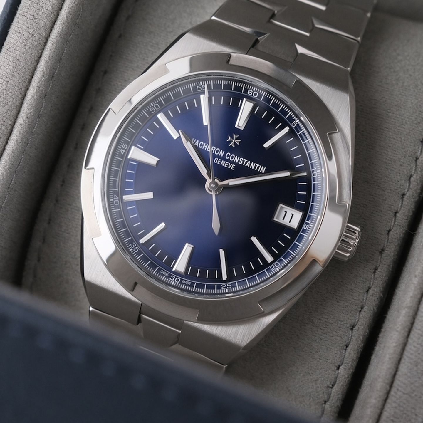 Vacheron Constantin Overseas 4520V/210A-B128 (2024) - Blauw wijzerplaat 41mm Staal (2/8)