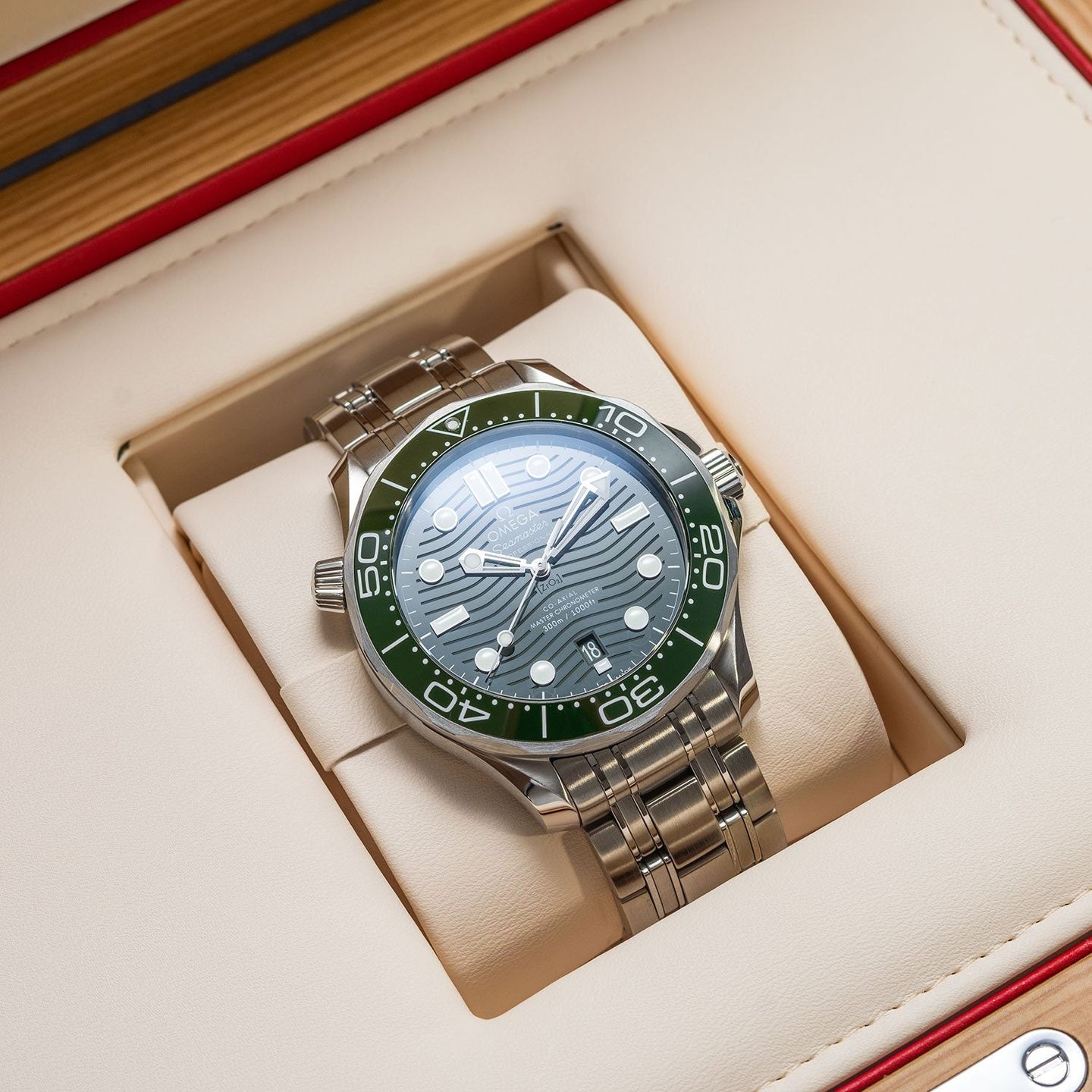 Omega Seamaster Diver 300 M 210.30.42.20.10.001 (2024) - Green dial 42 mm Steel case (2/5)