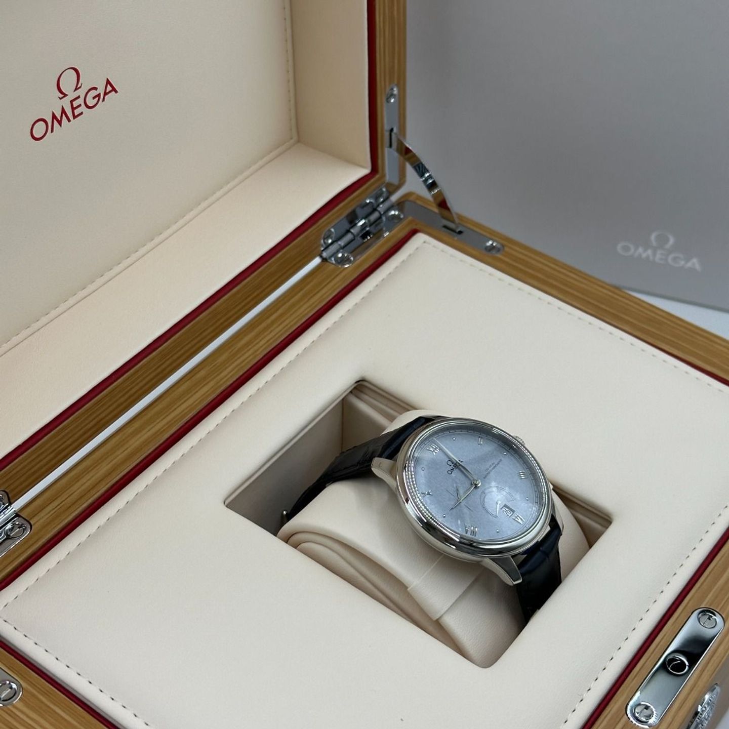 Omega De Ville 434.13.41.21.03.001 (2024) - Blauw wijzerplaat 41mm Staal (3/8)