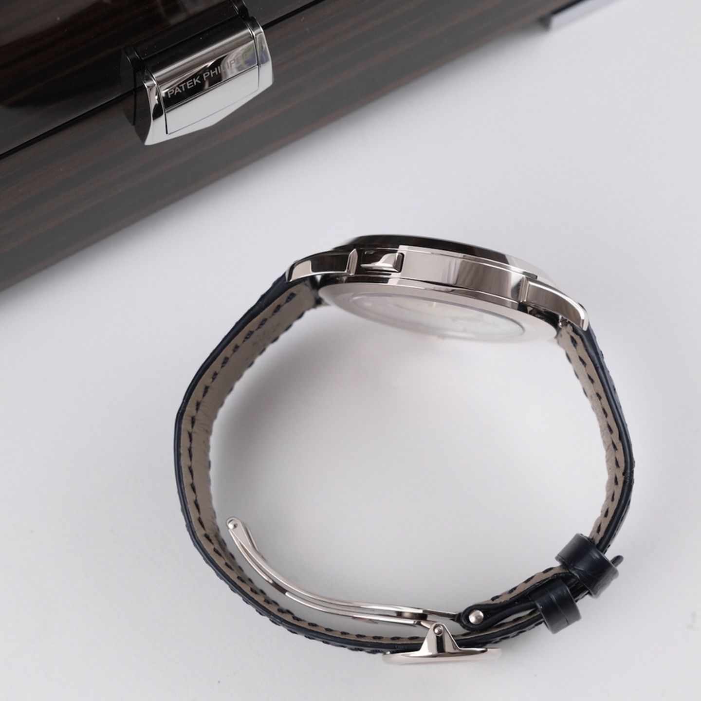 Patek Philippe World Time 5231G-001 (2025) - Meerkleurig wijzerplaat 39mm Witgoud (5/8)