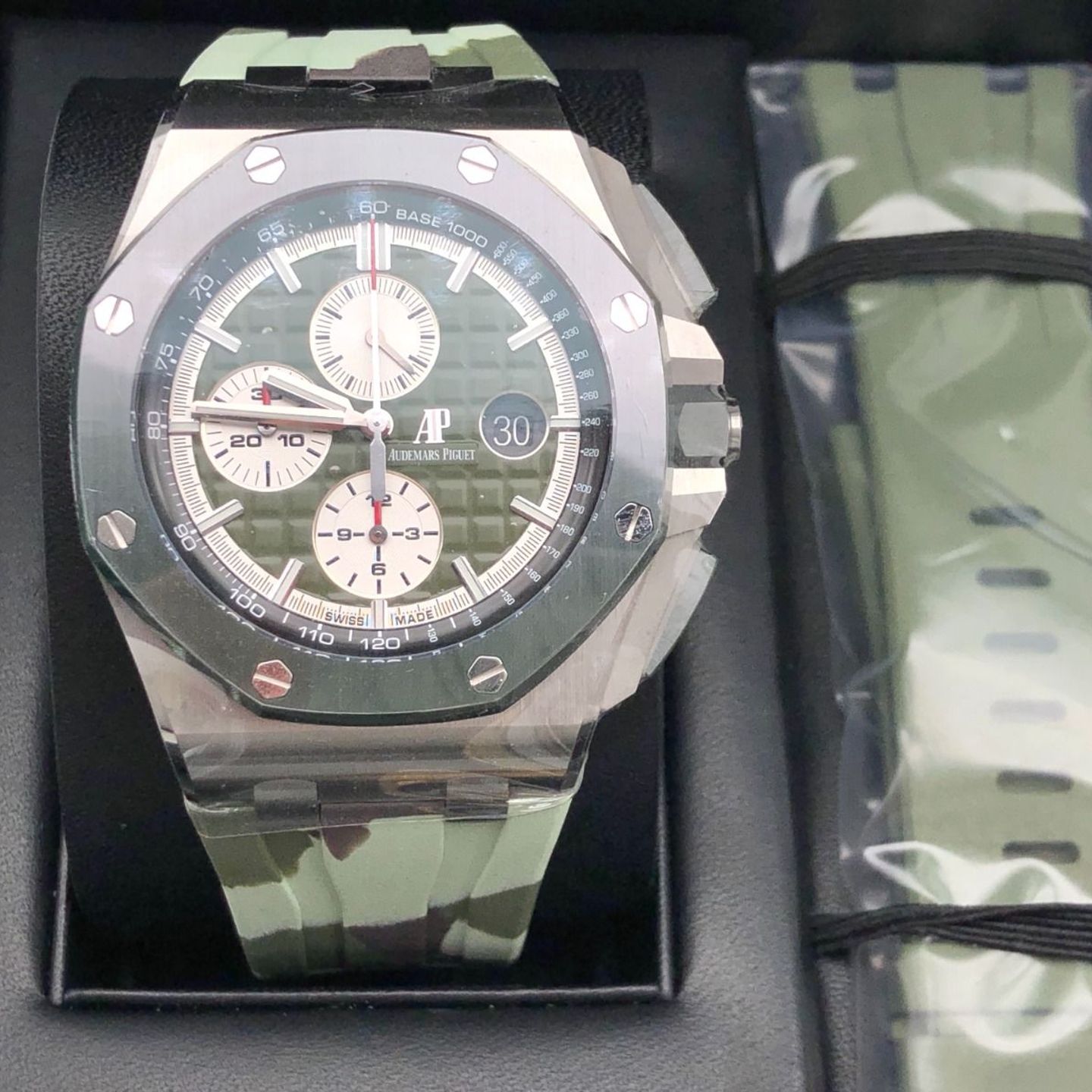 Audemars Piguet Royal Oak Offshore 26400SO.OO.A055CA.01 (2021) - Green dial 43 mm Steel case (1/8)