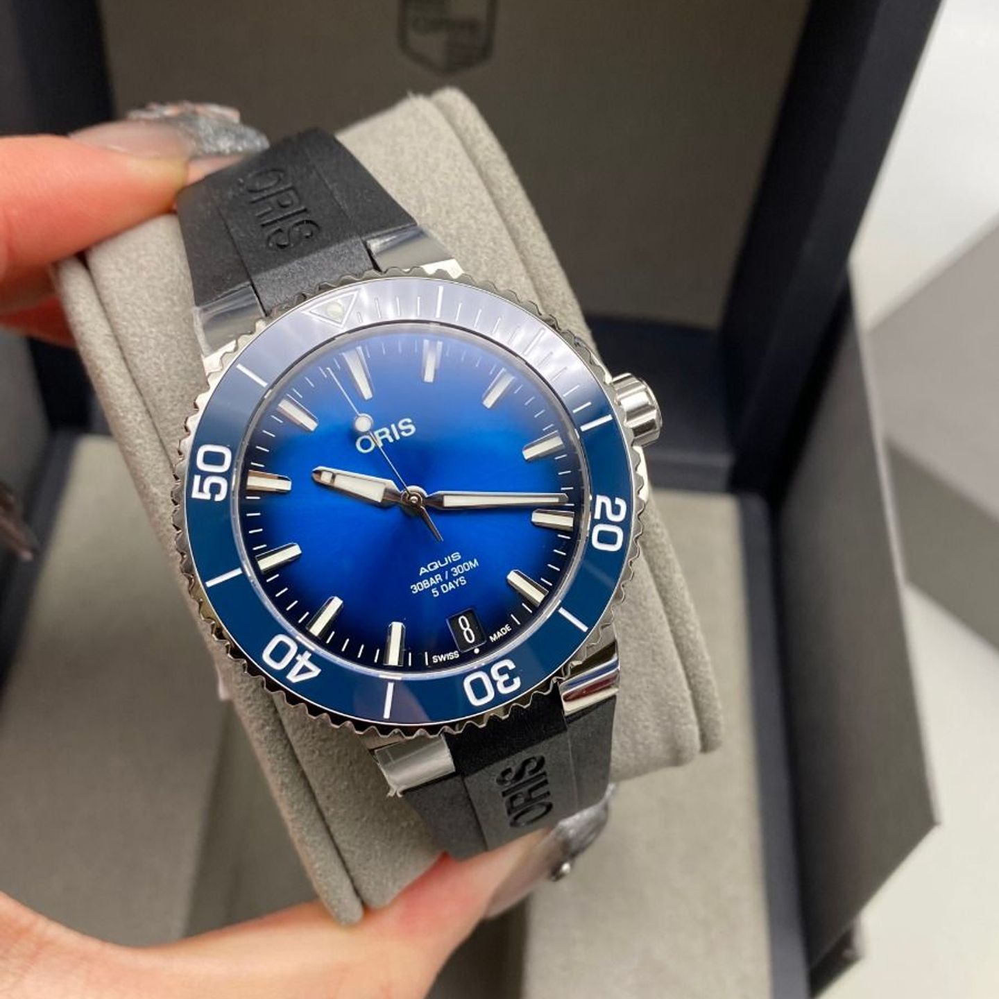 Oris Aquis Date 01 400 7769 4135-07 4 22 74FC (2023) - Blauw wijzerplaat 41mm Staal (6/8)