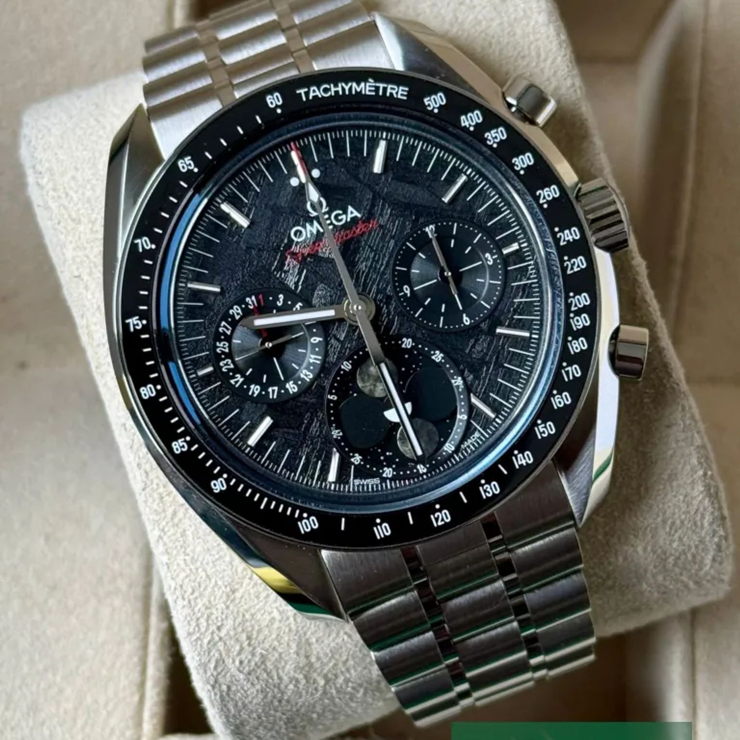 Omega Speedmaster Moonphase 304.30.43.52.01.001 (2025) - Black dial 43 mm Steel case (1/8)