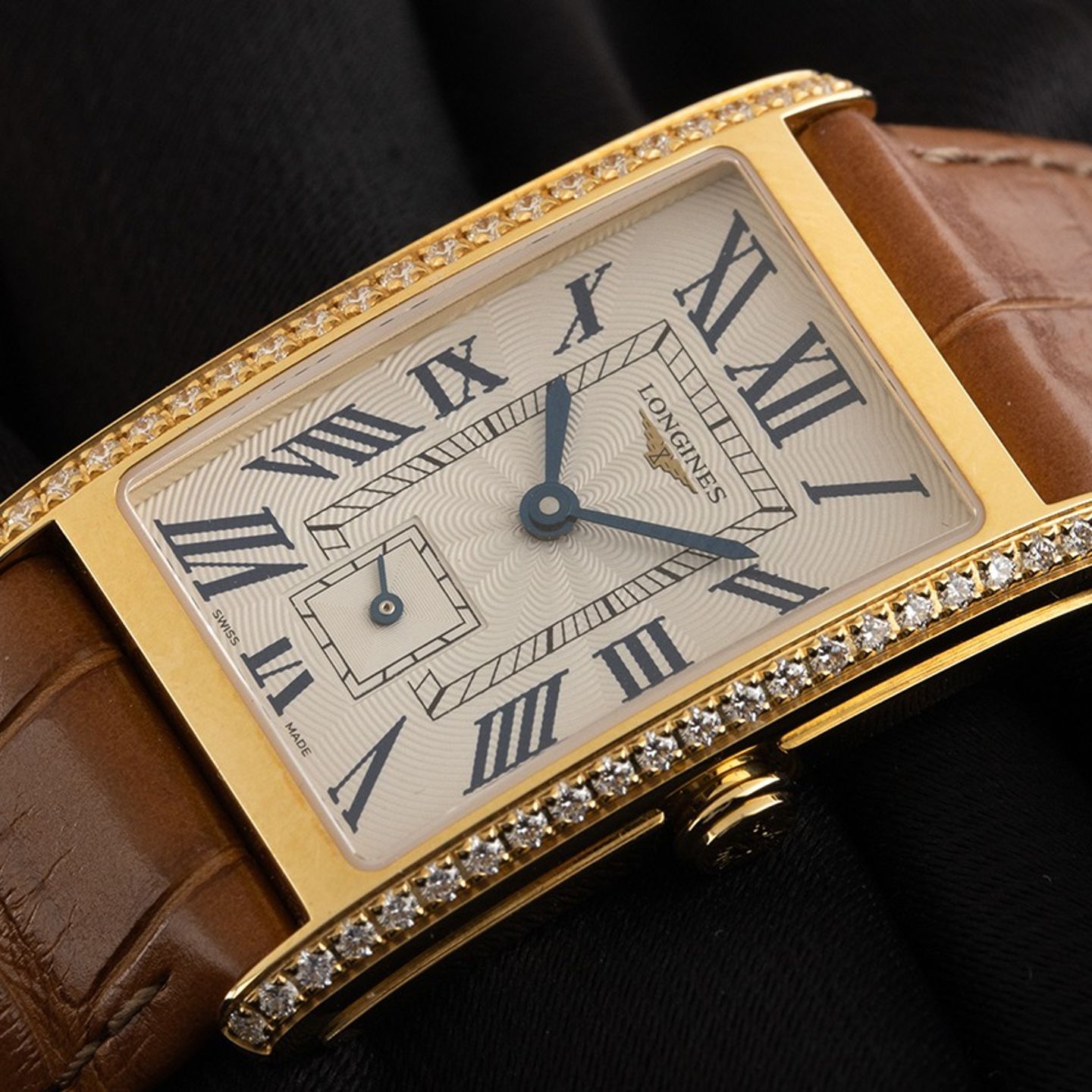 Longines DolceVita L5.512.7.71.0 (2025) - Silver dial 37 mm Yellow Gold case (2/6)