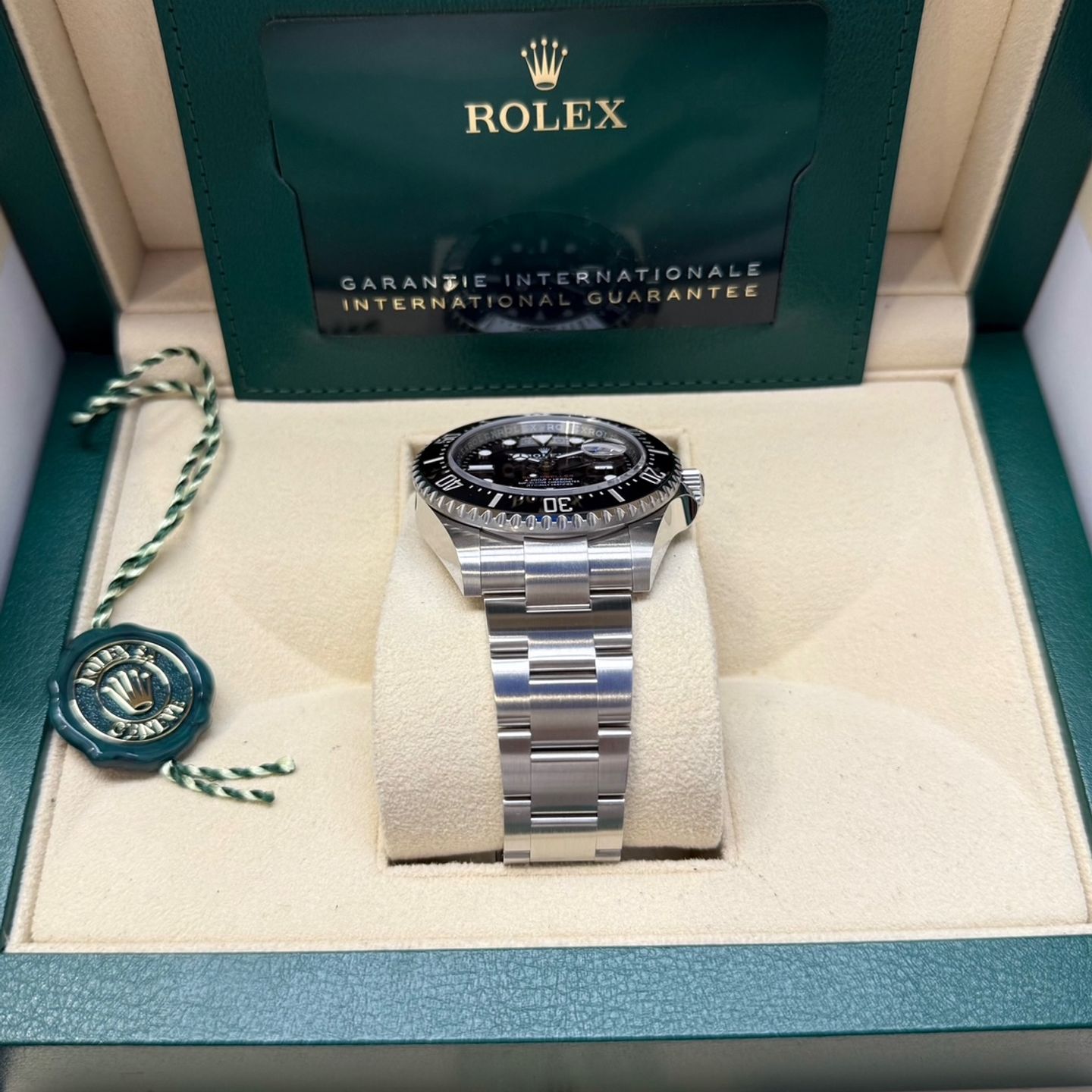 Rolex Sea-Dweller 126600 (2024) - Black dial 43 mm Steel case (5/6)