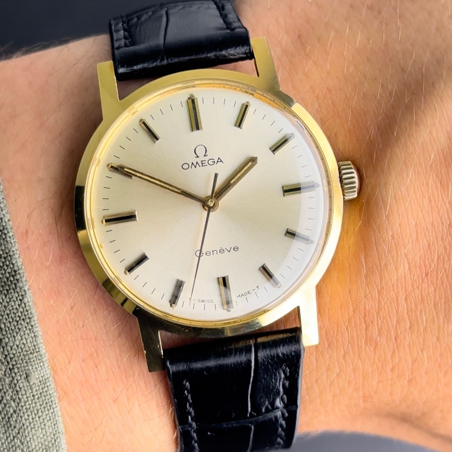 Omega Genève 135.070 (1970) - White dial 34 mm Yellow Gold case (2/8)