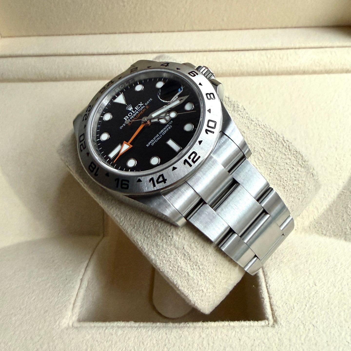 Rolex Explorer II 226570 (2024) - Black dial 42 mm Steel case (11/14)