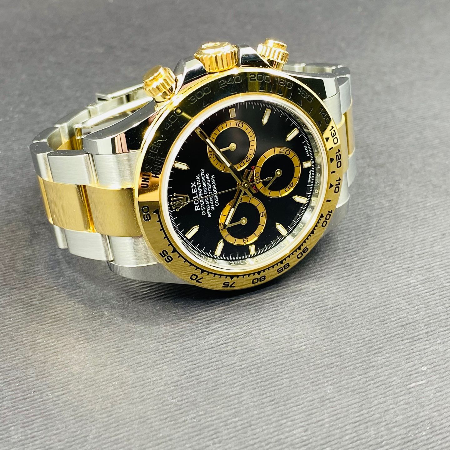 Rolex Daytona 126503 (2024) - Black dial 40 mm Gold/Steel case (3/7)