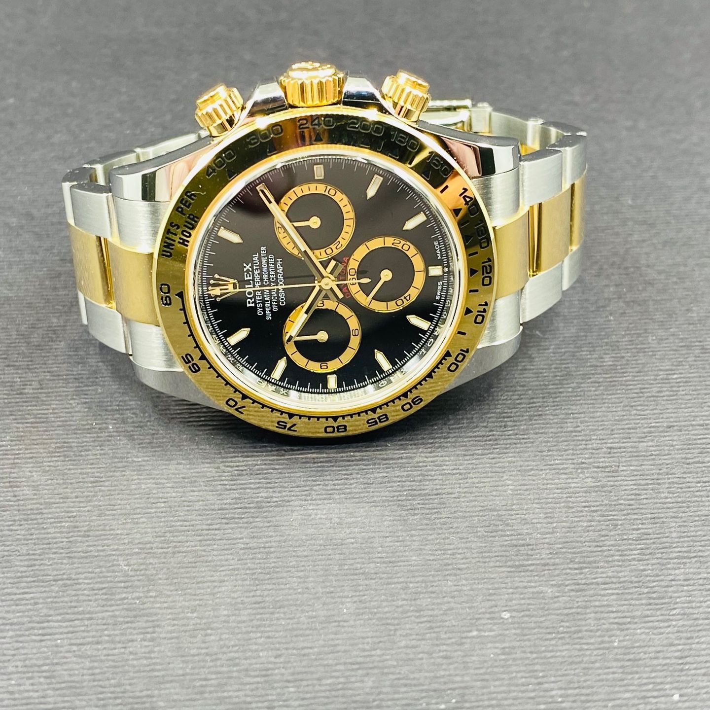 Rolex Daytona 126503 (2024) - Black dial 40 mm Gold/Steel case (2/7)