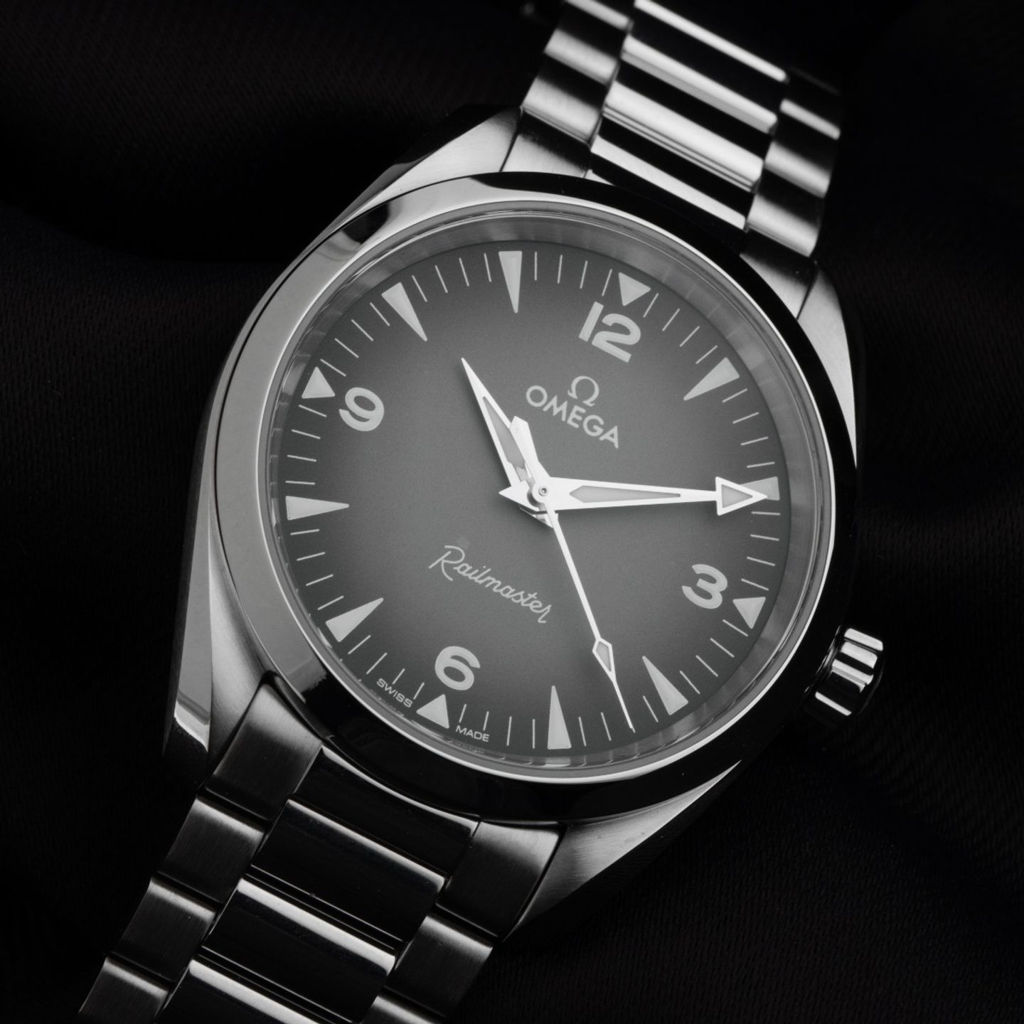 Omega Seamaster Railmaster 235.10.38.20.06.001 (2026) - Grey dial 38 mm Steel case (3/8)