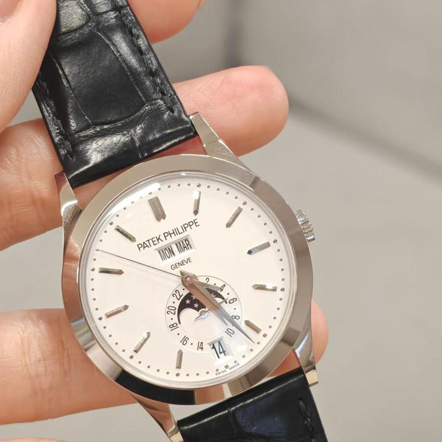 Patek Philippe Annual Calendar 5396G-011 - (8/10)
