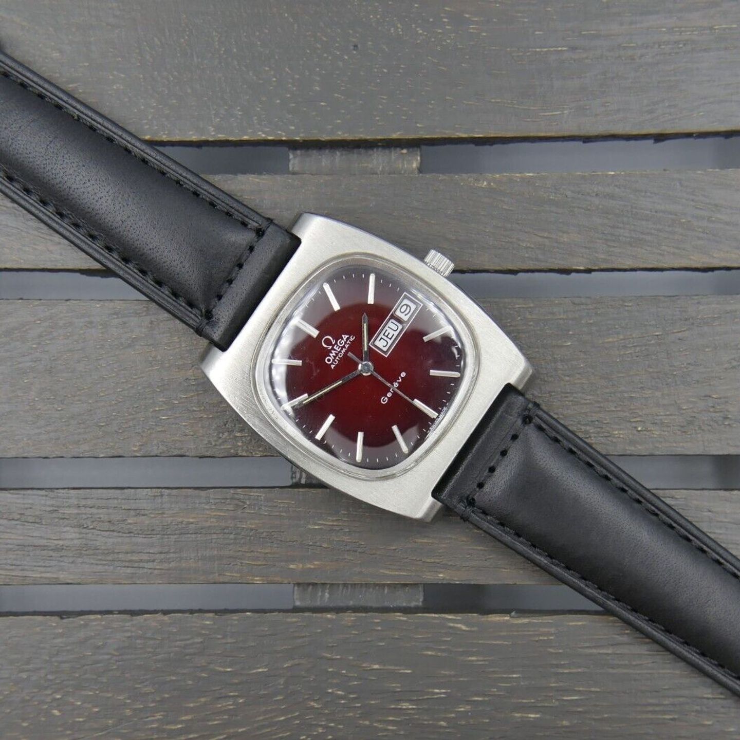 Omega Genève 166.0188 (Onbekend (willekeurig serienummer)) - Rood wijzerplaat 36mm Onbekend (10/16)