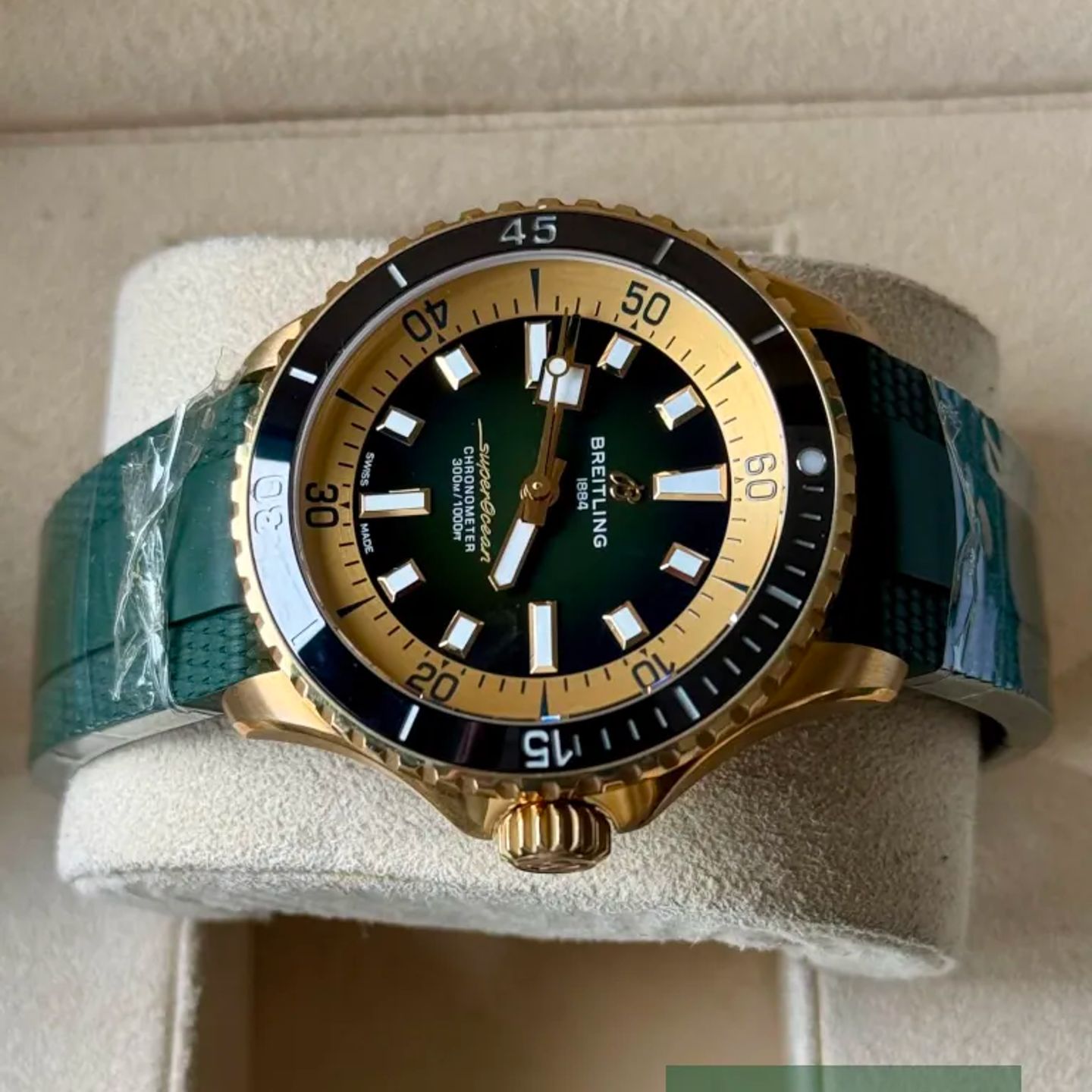 Breitling Superocean 42 N17375201L1S1 (Unknown (random serial)) - Green dial 42 mm Bronze case (3/5)
