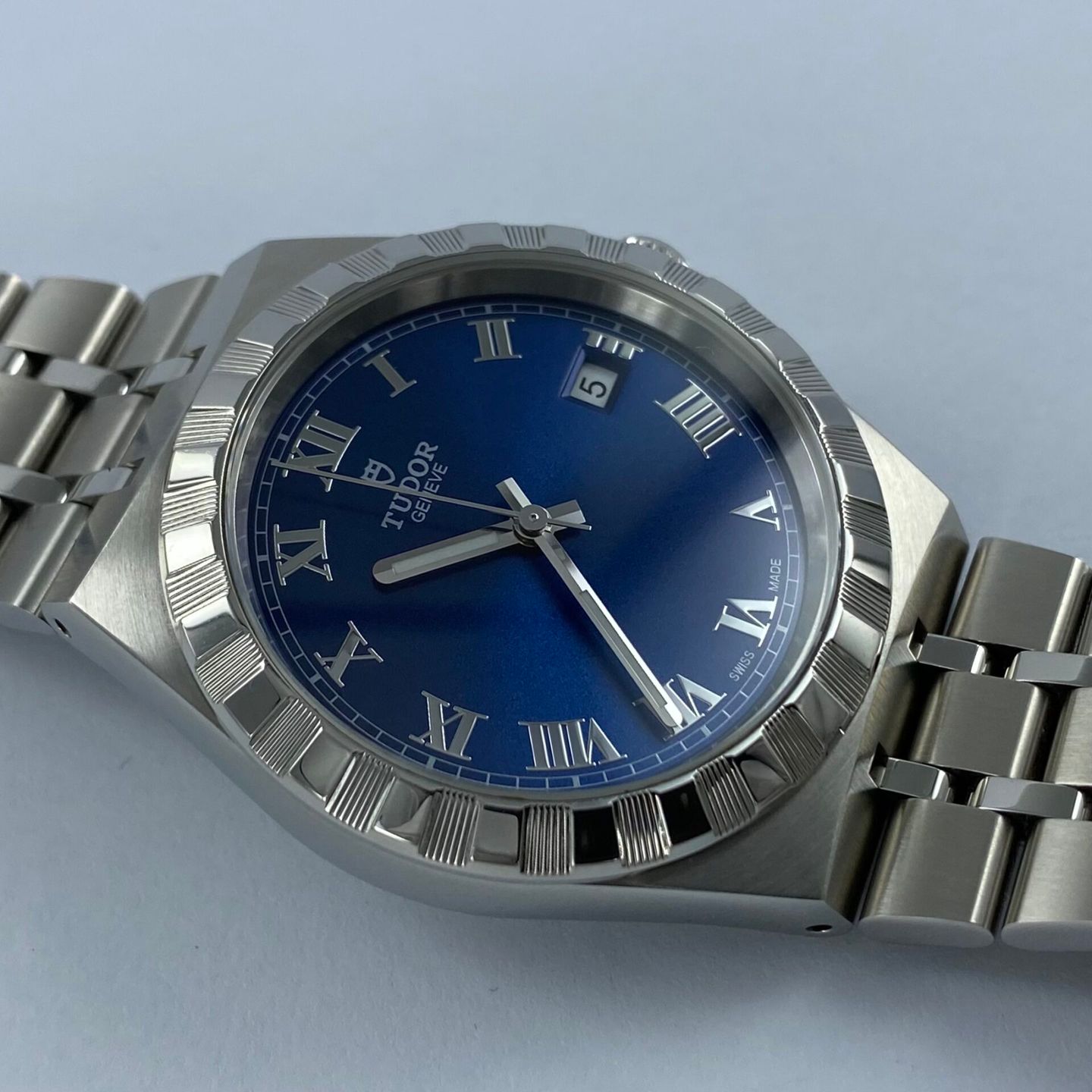 Tudor Royal 28500 (2023) - Blue dial 38 mm Steel case (3/6)