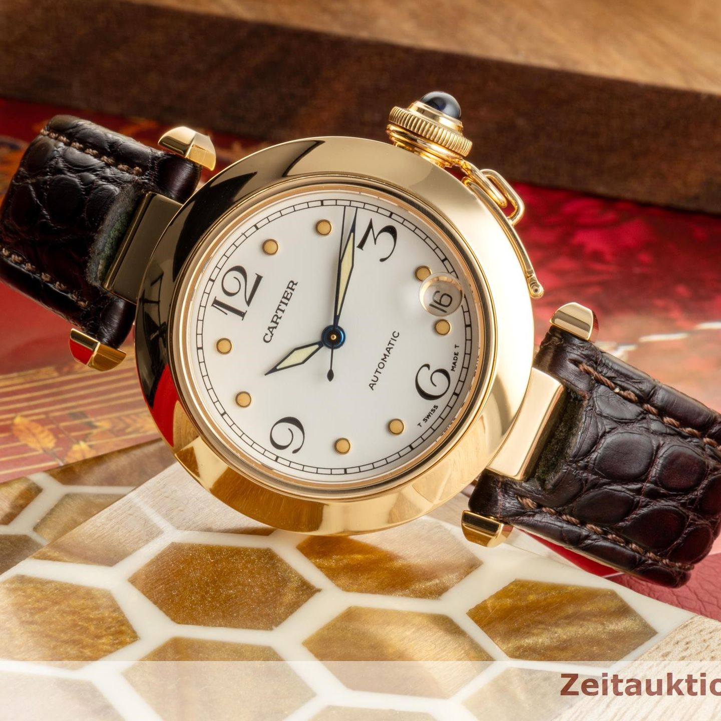 Cartier Pasha W31035T6 (1995) - Silver dial 38 mm Yellow Gold case (2/8)