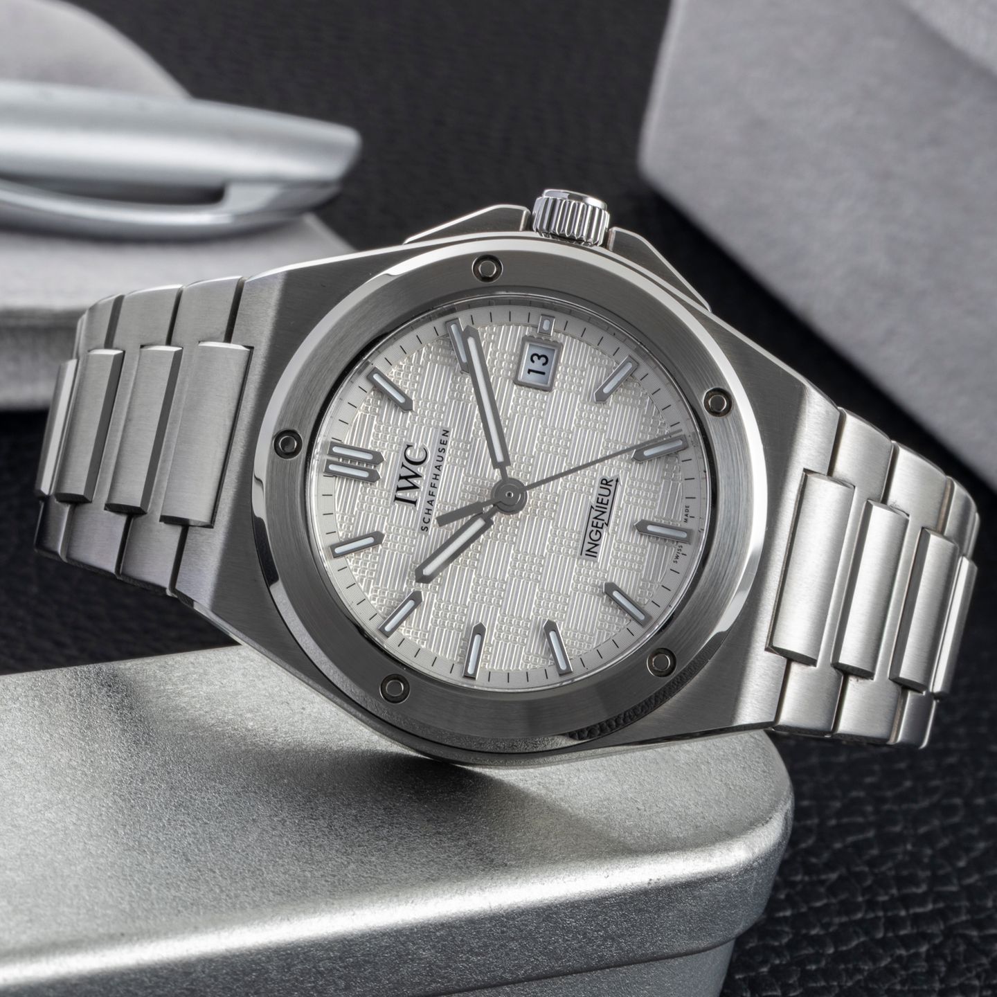 IWC Ingenieur Automatic IW328902 (Unknown (random serial)) - Silver dial 40 mm Steel case (2/8)