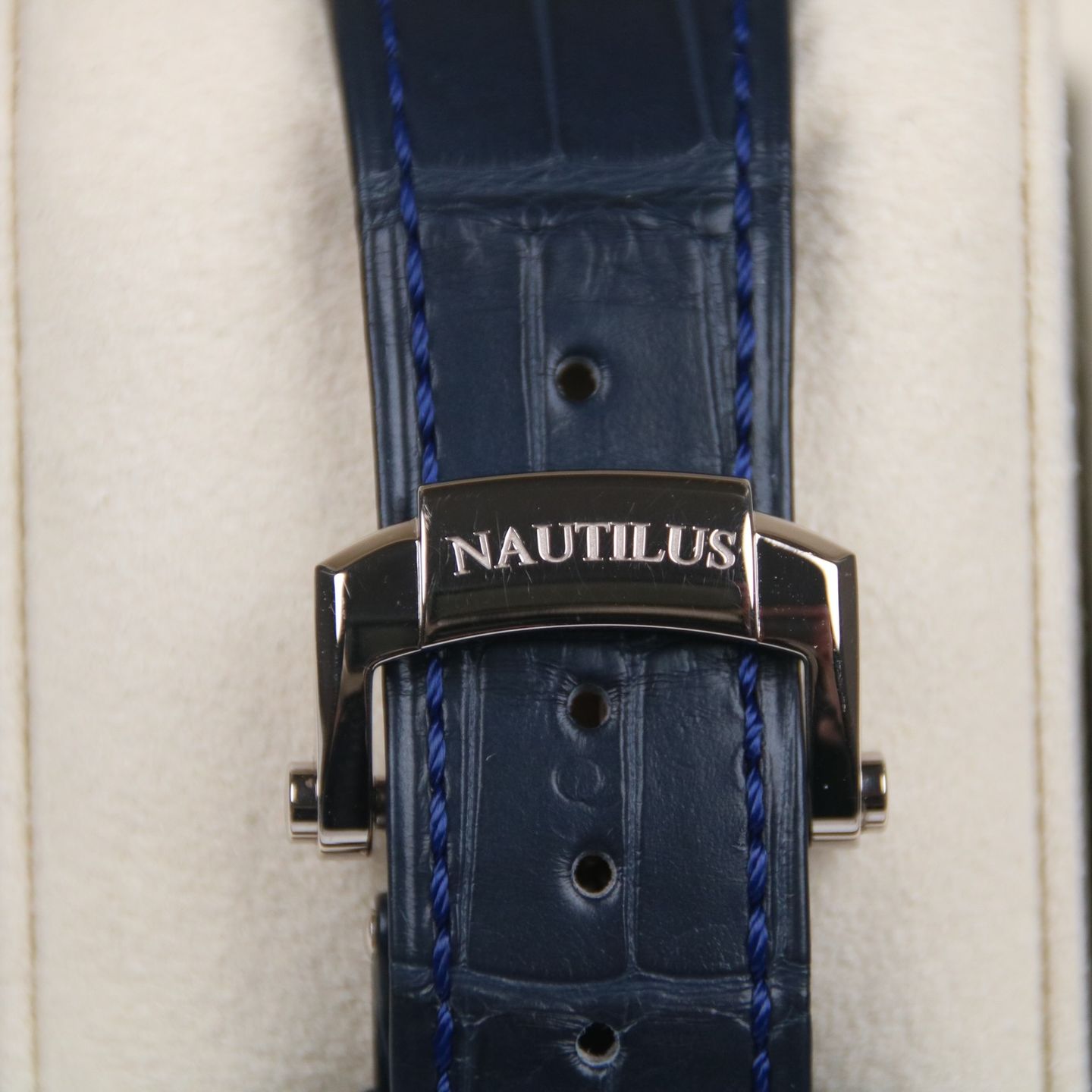 Patek Philippe Nautilus 5712G-001 (2020) - Grey dial 40 mm White Gold case (6/7)