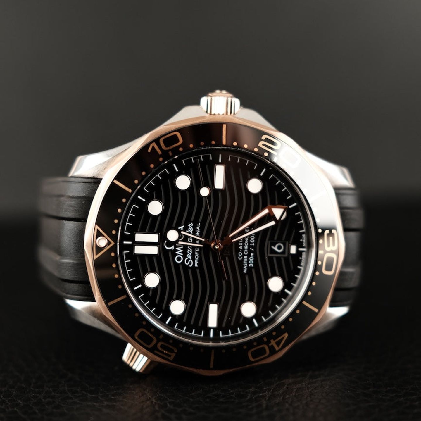 Omega Seamaster Diver 300 M 210.22.42.20.01.002 (2022) - Black dial 42 mm Red Gold case (6/8)