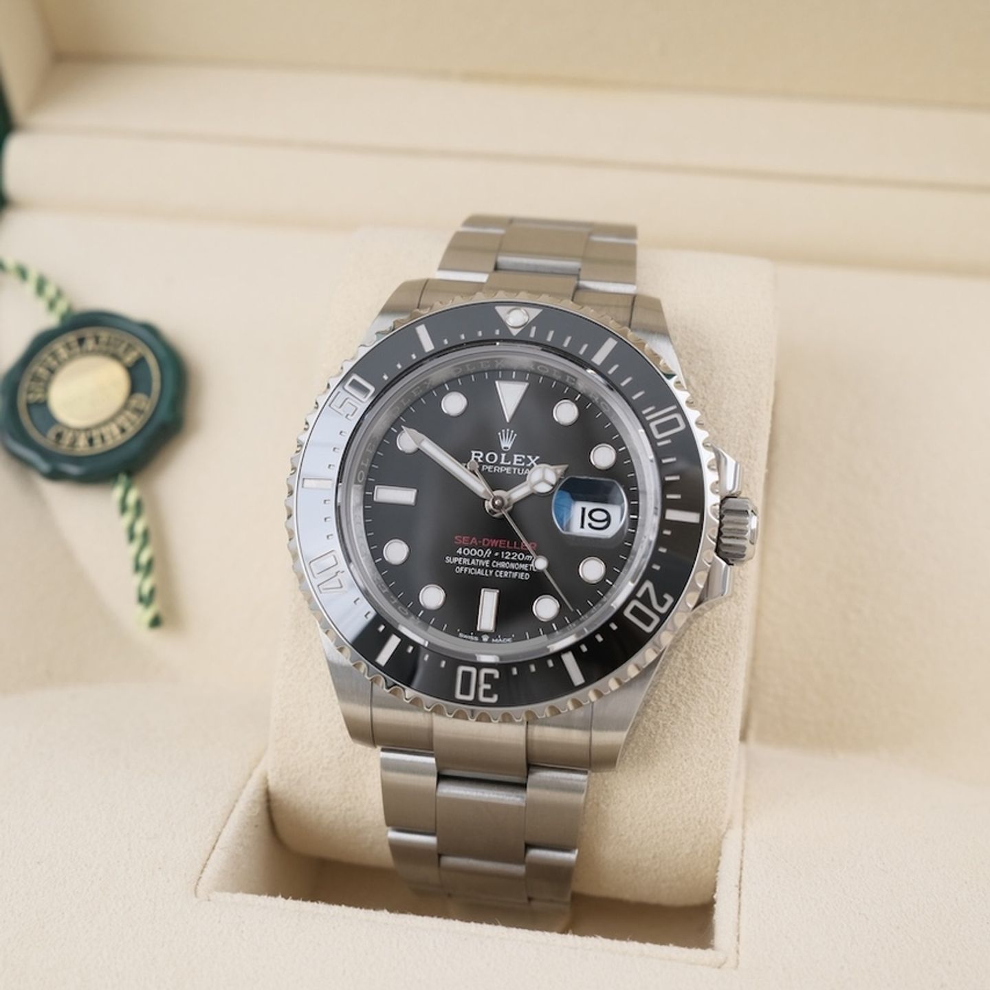 Rolex Sea-Dweller 126600 (2023) - Black dial 43 mm Steel case (2/8)