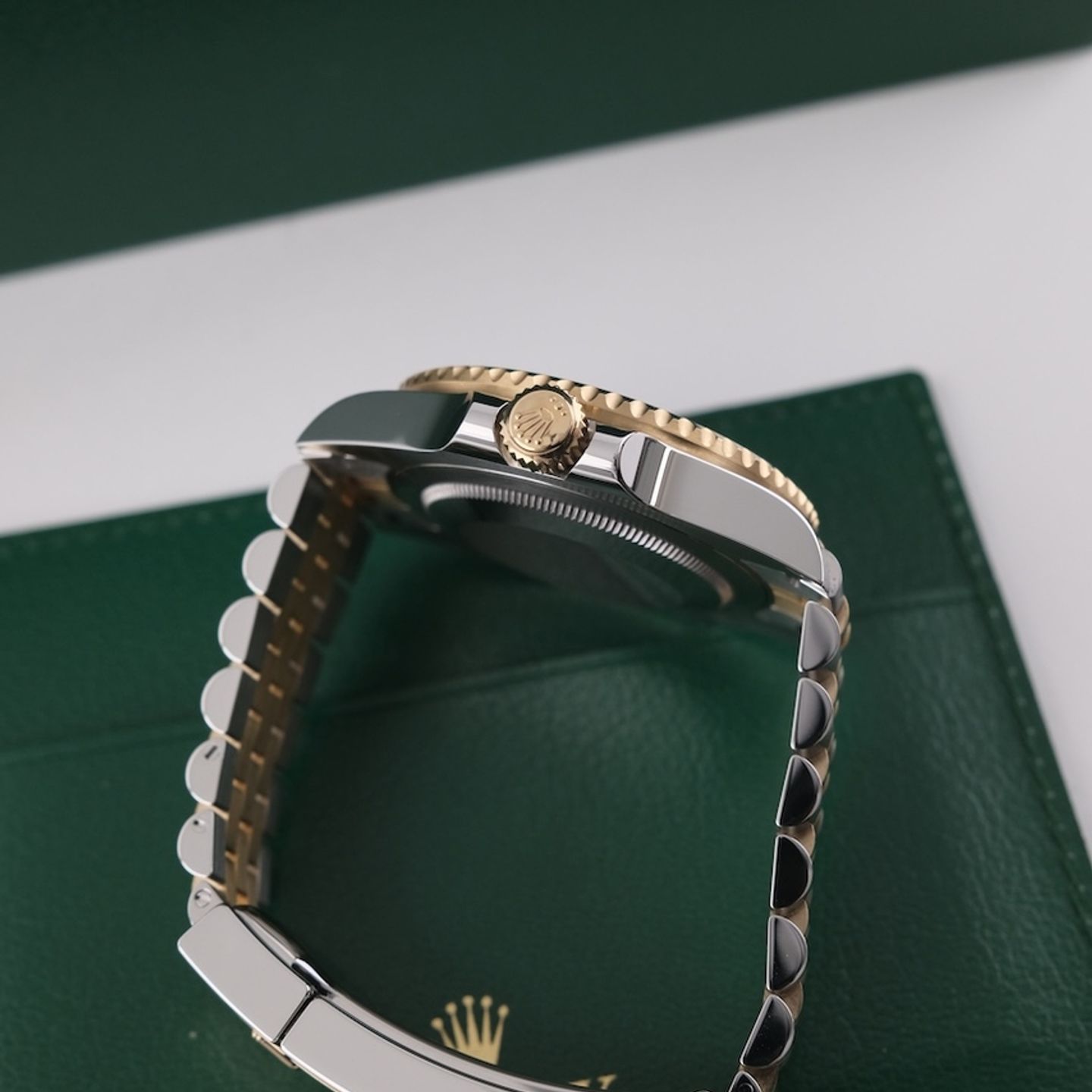 Rolex GMT-Master II 126713GRNR (2025) - Black dial 40 mm Gold/Steel case (5/8)