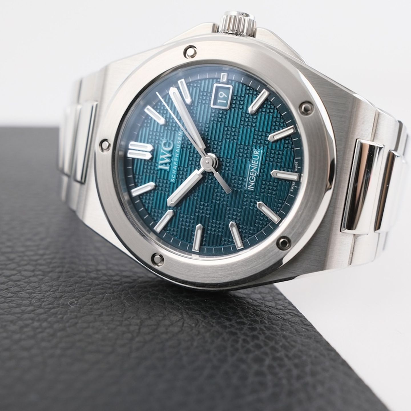 IWC Ingenieur Automatic IW328903 (2026) - Blue dial 40 mm Steel case (2/8)