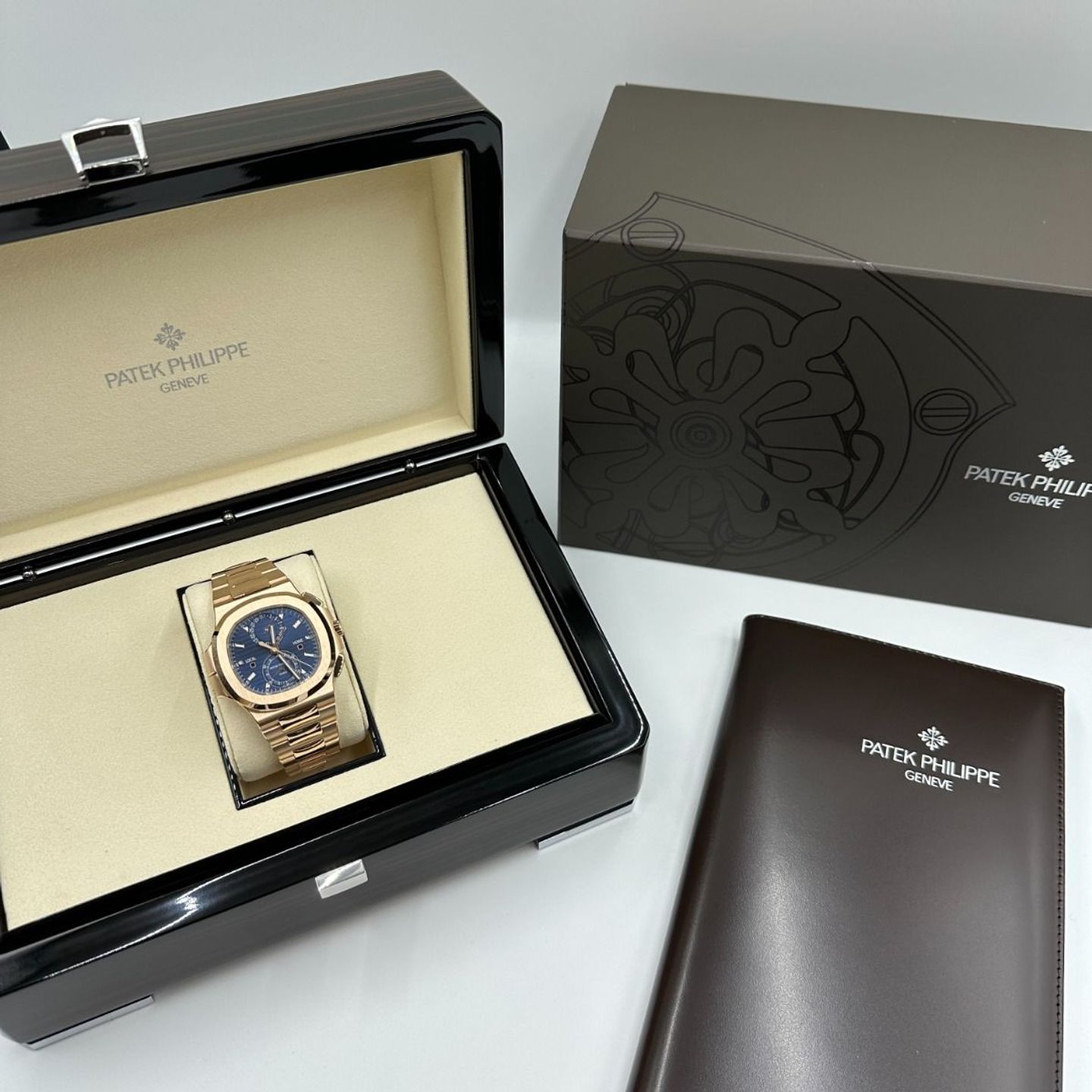 Patek Philippe Nautilus 5990/1R-001 (2024) - Blue dial 40 mm Rose Gold case (2/8)