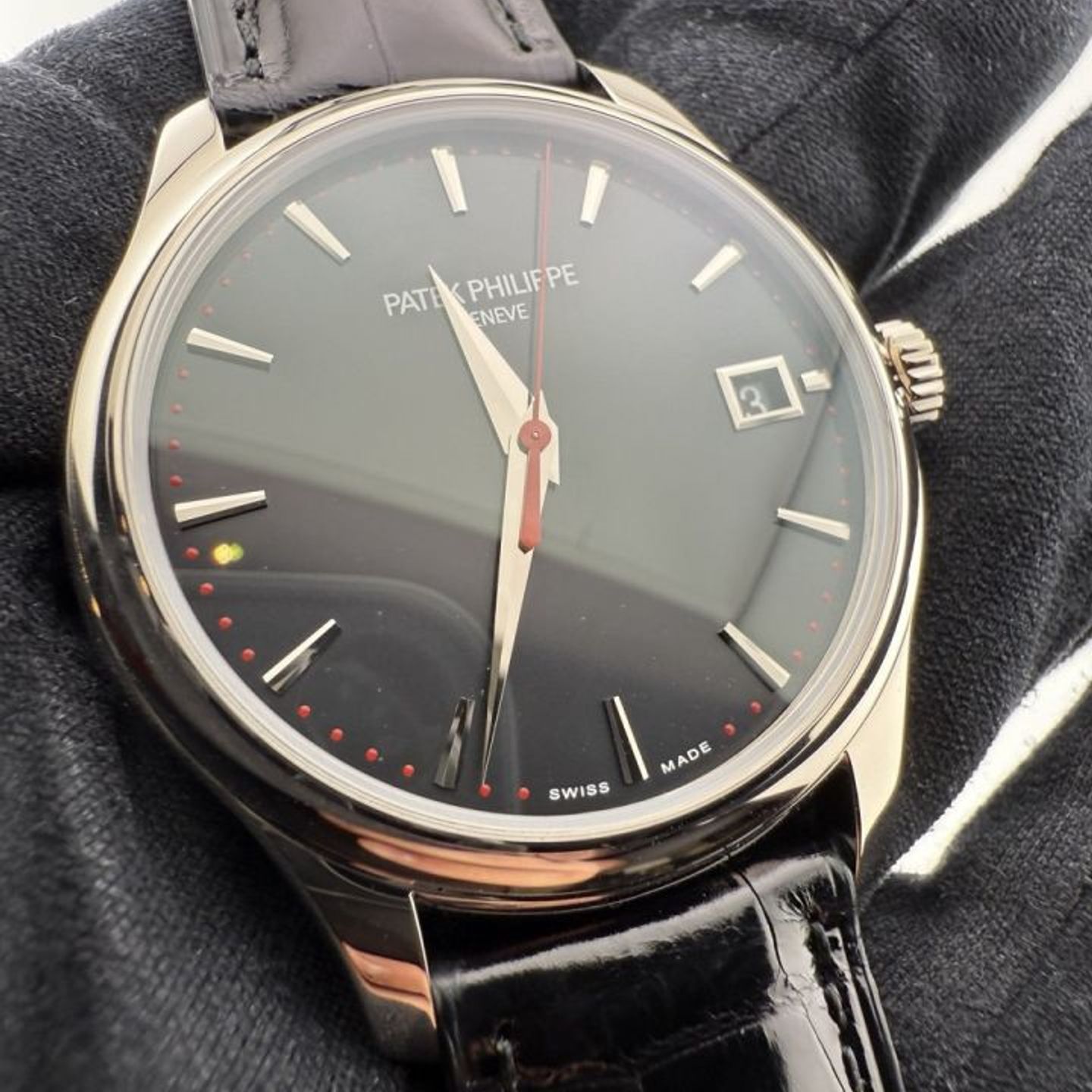 Patek Philippe Calatrava 5227G-011 (2015) - Black dial 39 mm White Gold case (1/1)