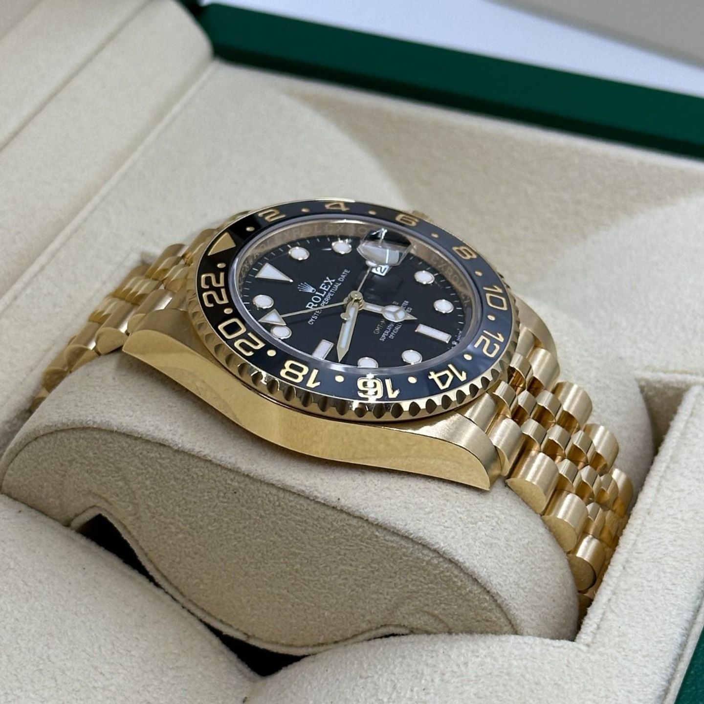 Rolex GMT-Master II 126718GRNR (2024) - Zwart wijzerplaat 40mm Geelgoud (7/8)