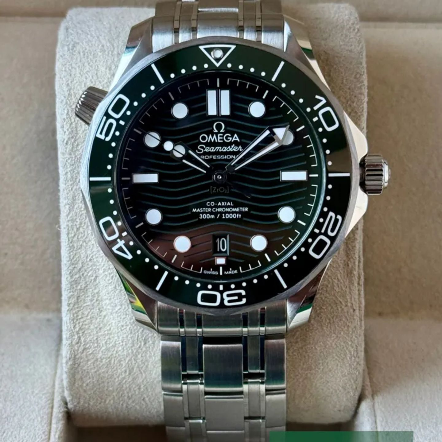 Omega Seamaster Diver 300 M 210.30.42.20.10.001 (2026) - Green dial 42 mm Steel case (2/7)
