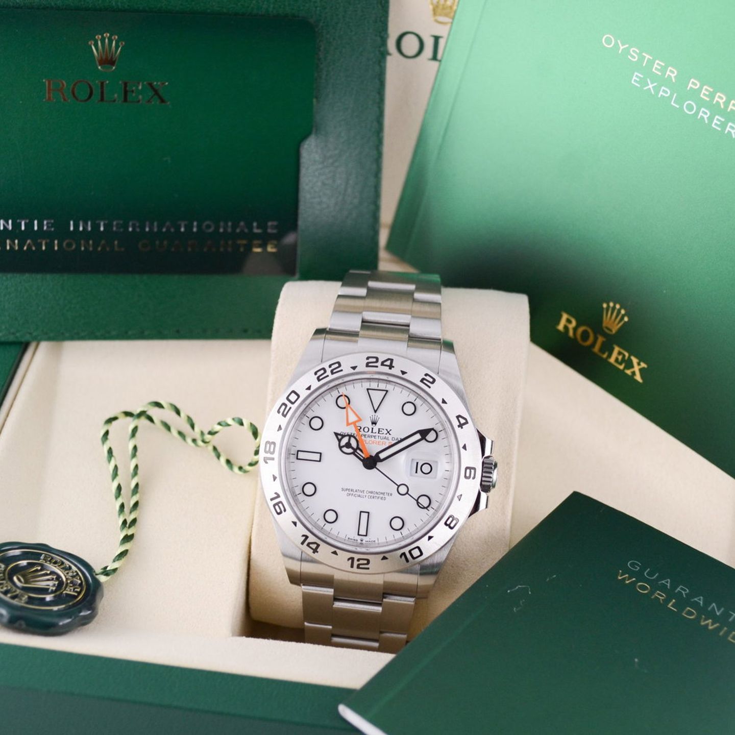 Rolex Explorer II 226570 (2025) - White dial 42 mm Steel case (7/7)
