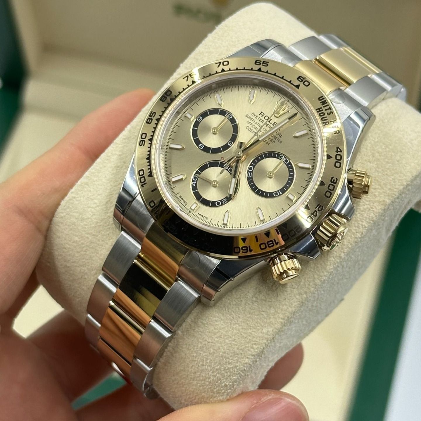 Rolex Daytona 126503 (2024) - Gold dial 40 mm Gold/Steel case (8/8)