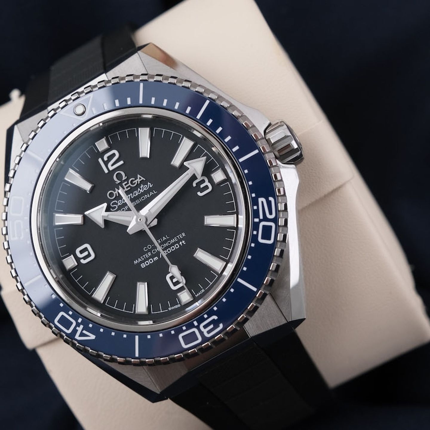 Omega Seamaster Planet Ocean 217.32.42.21.01.002 (2026) - Black dial 42 mm Titanium case (3/8)