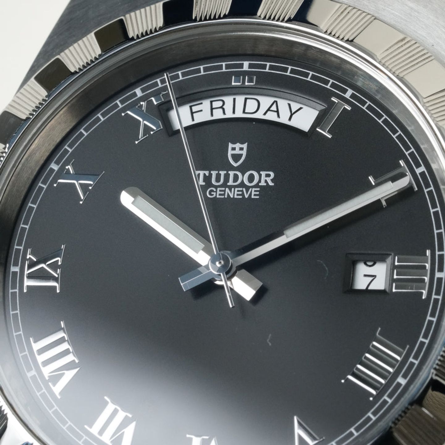 Tudor Royal 28600 (2022) - Black dial 41 mm Steel case (3/8)