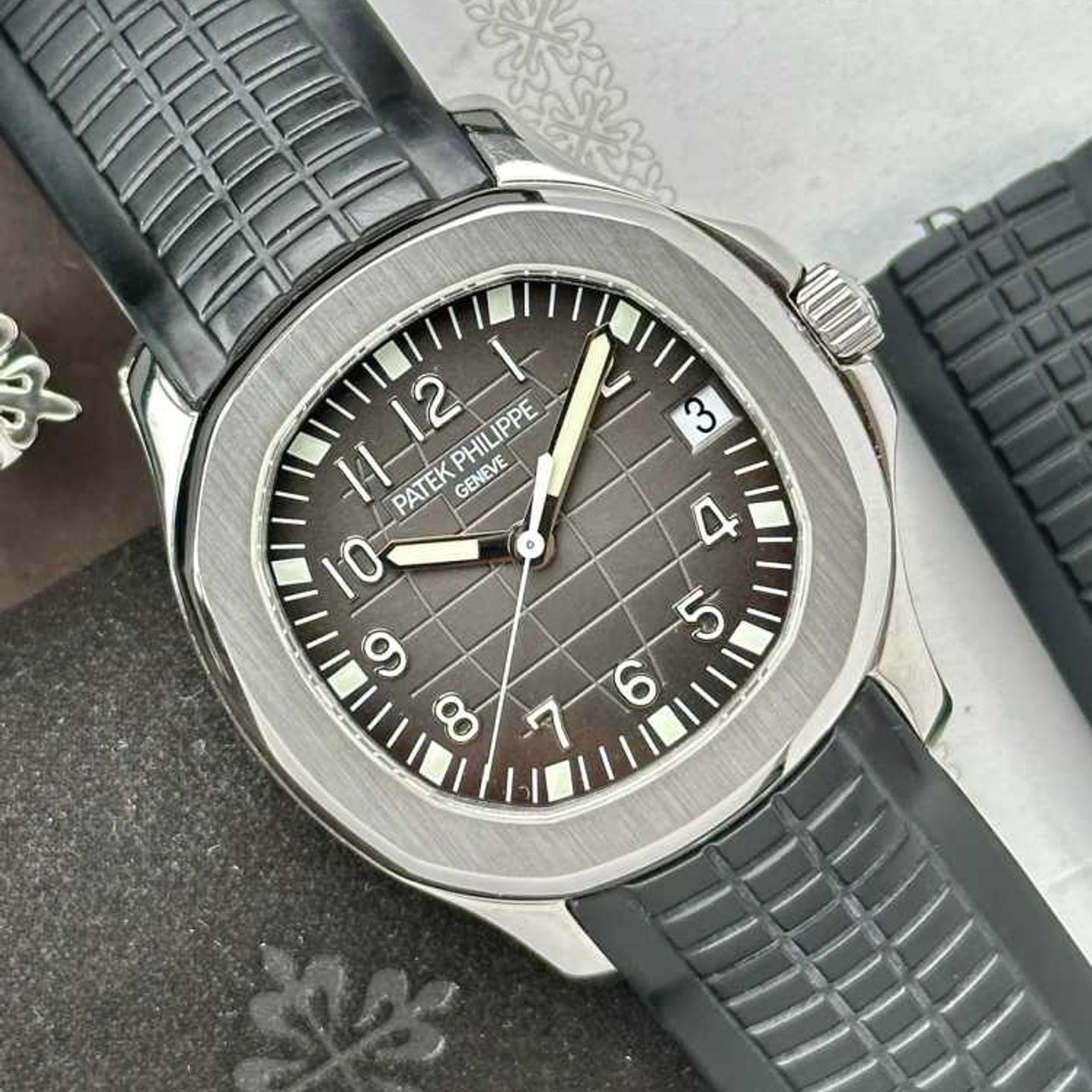 Patek Philippe Aquanaut 5165 (2007) - Grey dial 38 mm Steel case (5/8)