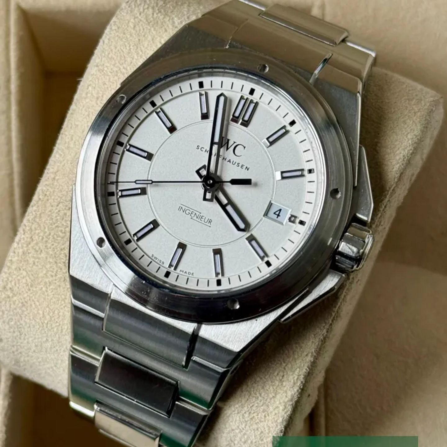 IWC Ingenieur Automatic IW323904 (2013) - Silver dial 40 mm Steel case (3/7)