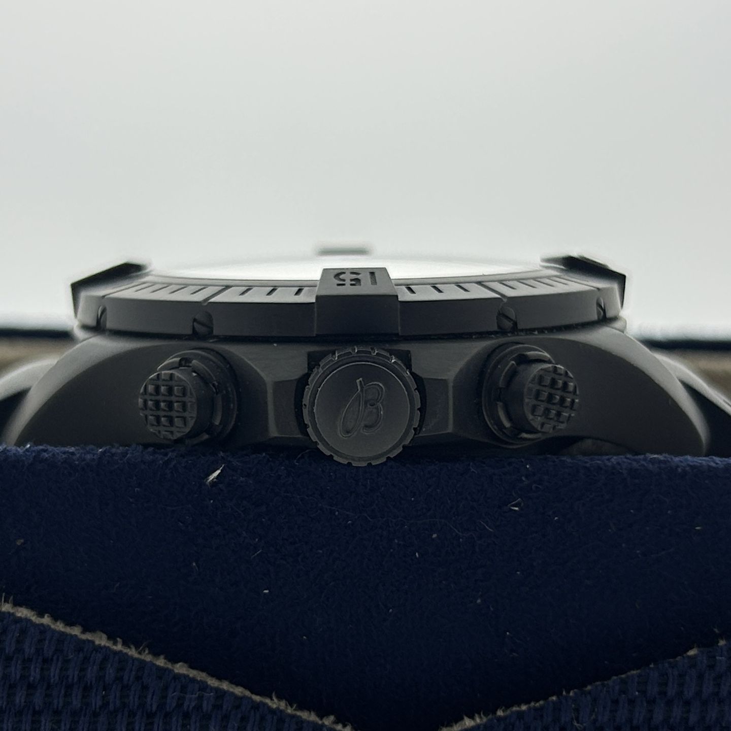 Breitling Avenger V13317 - (3/8)