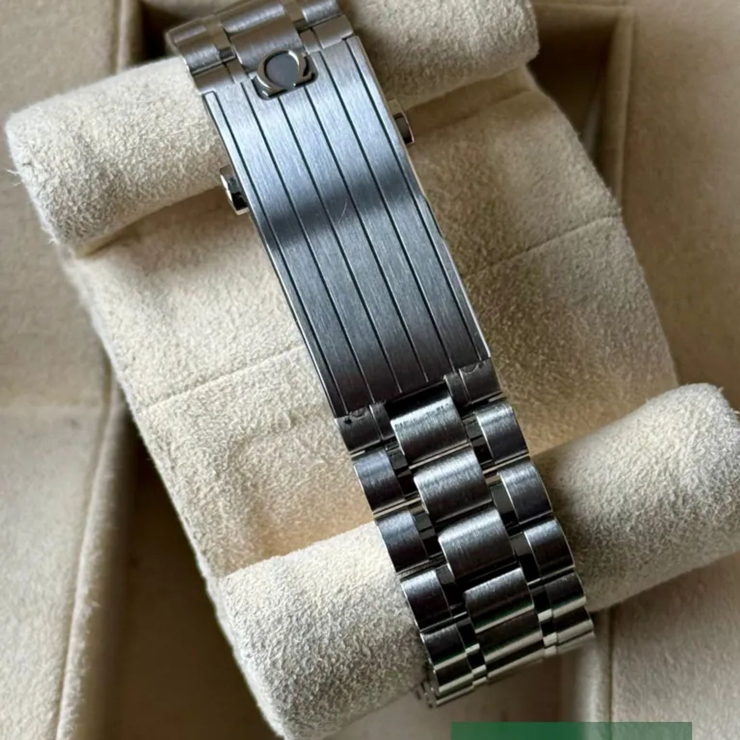 Omega Speedmaster Moonphase 304.30.43.52.01.001 (2025) - Black dial 43 mm Steel case (6/8)