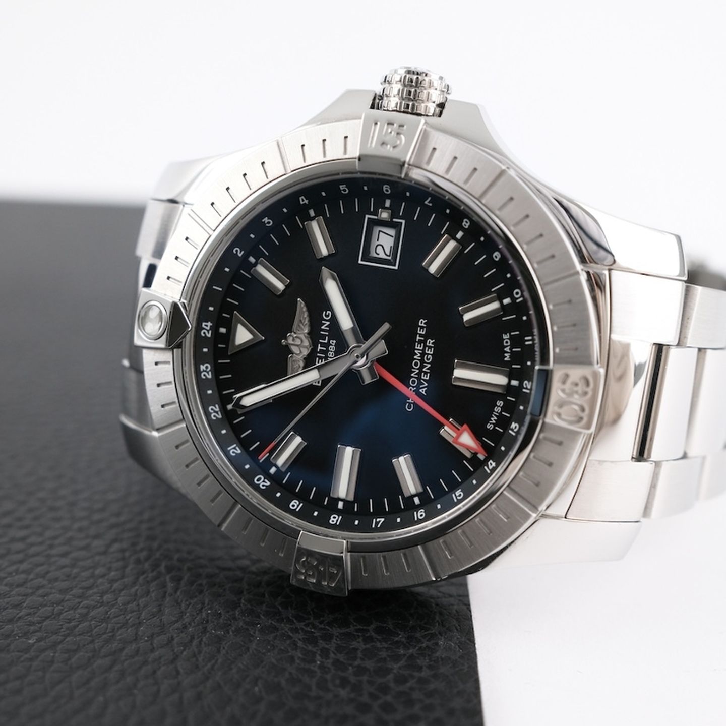 Breitling Avenger A32397 (2025) - 43 mm Steel case (3/8)