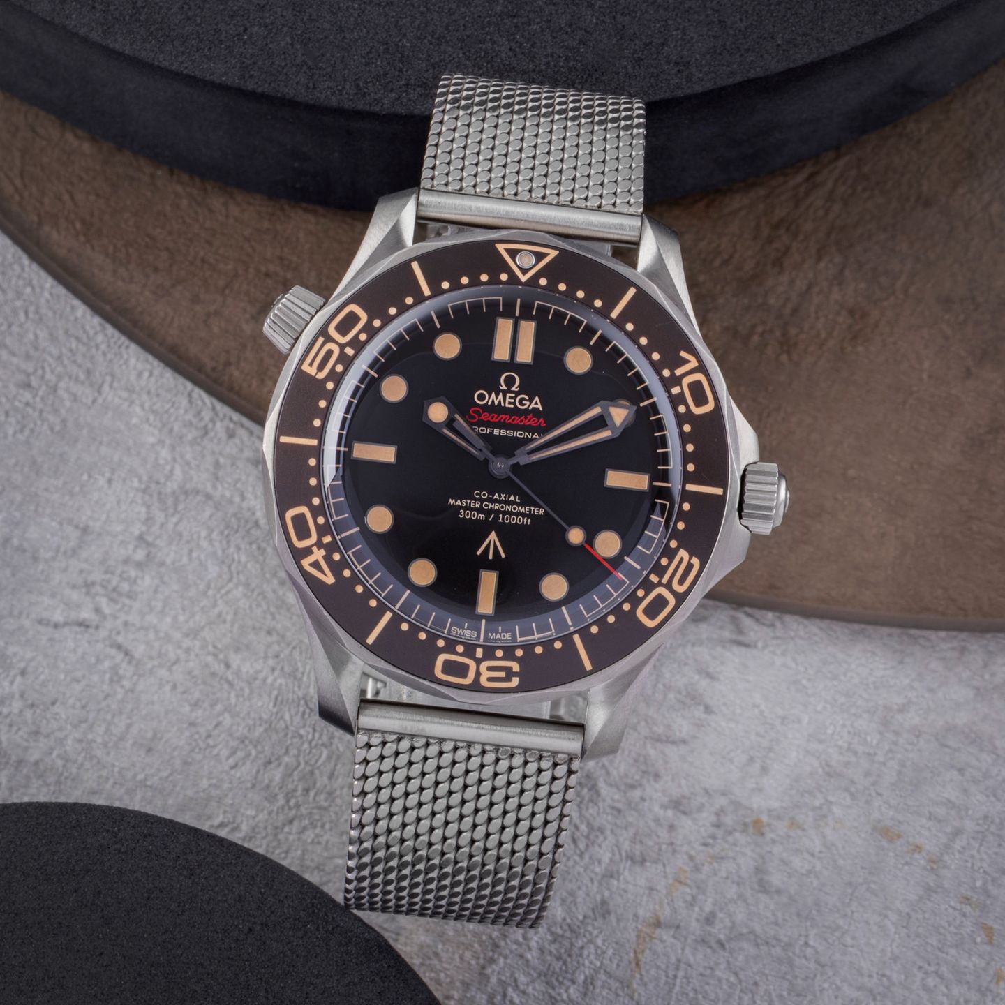 Omega Seamaster Diver 300 M 210.90.42.20.01.001 (Onbekend (willekeurig serienummer)) - Bruin wijzerplaat 42mm Titanium (1/8)