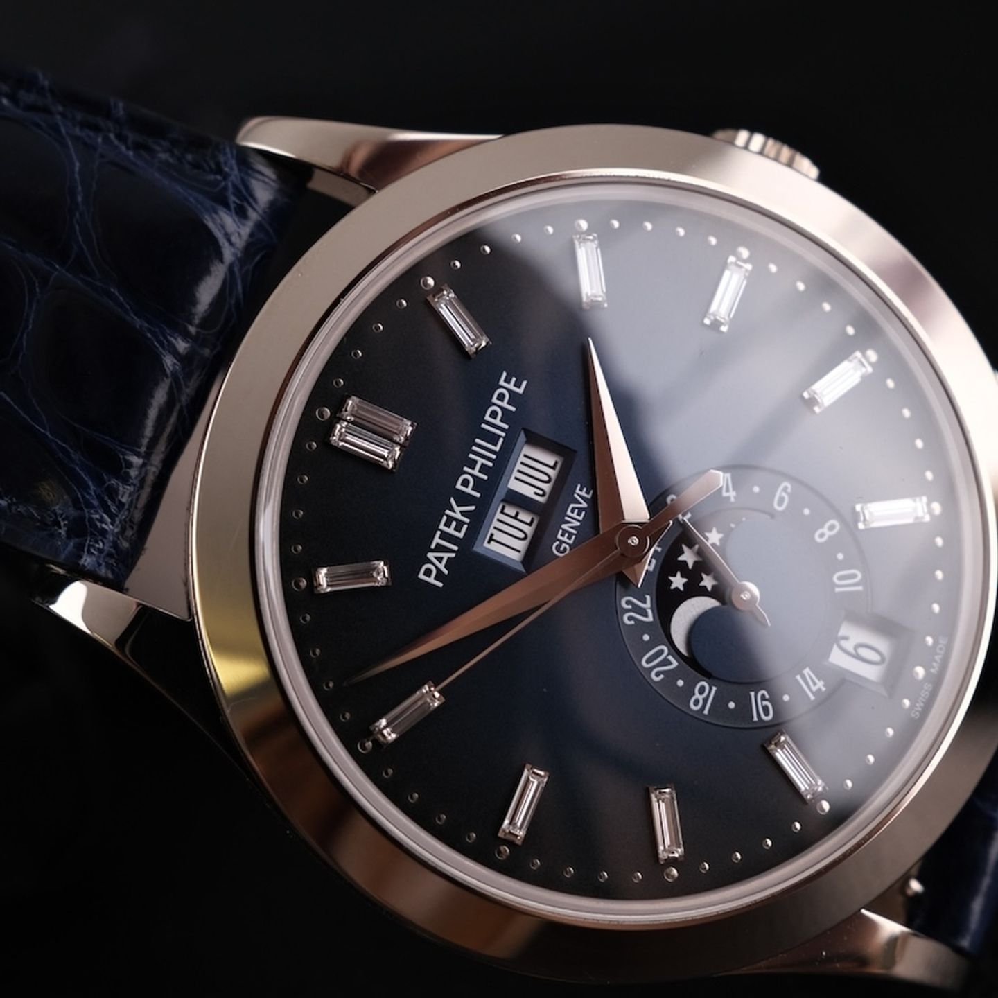 Patek Philippe Annual Calendar 5396G-017 (2024) - Blue dial 39 mm White Gold case (4/8)
